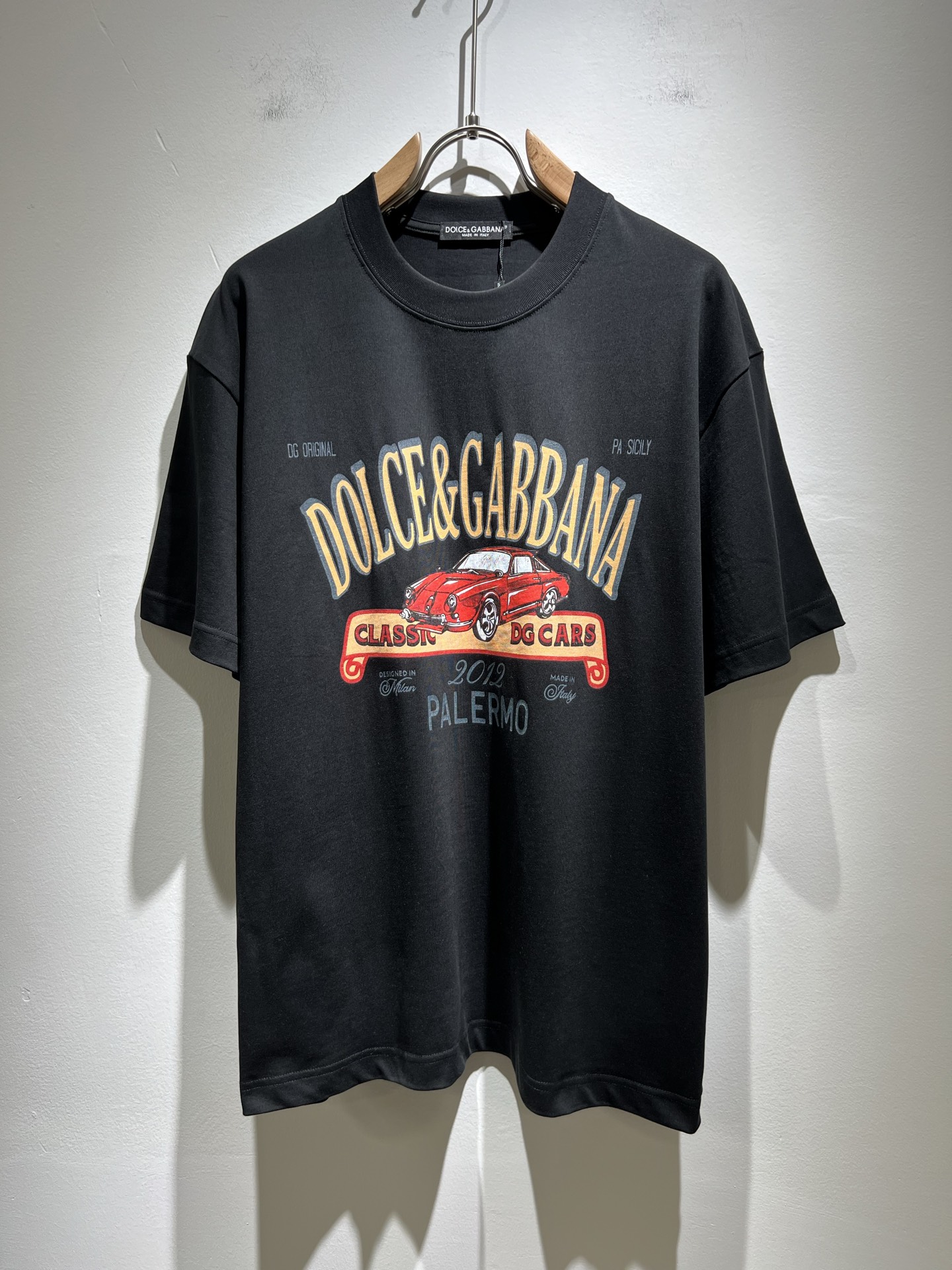 NO:149430,Dolce&Gabba*a 2025 spring and summer new short-sleeved T-shirt for men and women, and the counter is available at the same time!  Customized exclusive pure cotton fabric, with letter logo pattern printing technology design on the chest!  Simple and generous, calm and versatile, extremely high-end, perfectly integrated with fashion and style, a top fashionable style that perfectly suits the outside wear!  The overall feeling is natural!  The ultimate classic versatile short-sleeved T-shirt uses the latest three-dimensional logo elements to highlight the texture!  The ultimate perfection of heavy industry!  Fans who pursue high quality are please buy them by themselves, and all fans who know the goods are invited to appreciate this model together!  !  Size S-2XL, Dolce & Gabbana, Dolce & Gabbana, T-shirt,tees, t-shirt,alexander wang19860909Dolce&Gabba*a 杜嘉*纳2025春夏新款男女同款短袖T恤,专柜同步发售！定制专属纯棉面料,胸前字母logo图案印花工艺设计！简约大方,从容百搭,档次极高,完美融入时尚还有风情感一款完美符合外穿的顶尖时髦气质款！整体给人浑然天成的感觉！极致经典的百搭型短袖T恤,采用最新的立体logo元素凸显质感！极致的重工极致的完美！追求高品质的粉丝们请自行抢购,诚邀所有识货的粉丝一同鉴赏此款！！尺码S-2XL,,Dolce&Gabbana,Dolce&Gabbana,T-shirt,tees，t-shirt,alexander wang,Men's clothing