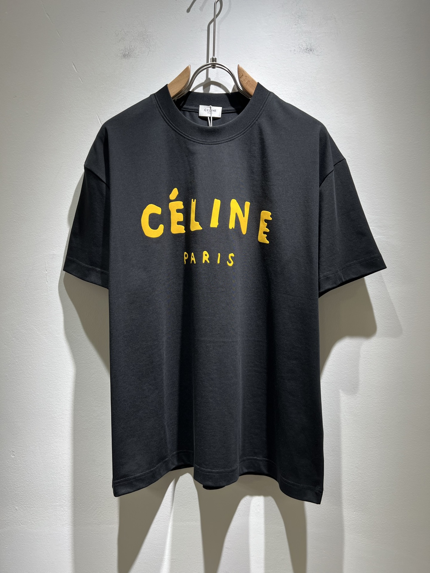 NO:149436,CELIN*Serin 2025 spring and summer new fashionable casual round neck short-sleeved T-shirt, classic couple short-sleeved T-shirt for men and women!  Trading companies have sparse channels and are released on the official website at the same time!  25-year-old fashion new styles are recommended. CE, which is increasingly bursting into new young forces, is indeed exciting to keep the classics while constantly integrating younger elements!  This short Tee, which is newly released in early spring, has a classic logo velvet compression technology design that never goes out of date in front and back!  The contrasting collar design with simple and high-end colors is enough to highlight a brand new theme, and the style setting that takes into account both retro and fashionable can cope with all kinds of temperament styles!  The logo has clear three-dimensional details, highlighting the perfect quality and texture!  Customer-supplied custom-woven cotton fabrics, and they are super white in color. Everyone should hurry up and take them away!  Size S-XL, celine, T-shirt,tees, t-shirt,alexander wang19860909CELIN*瑟琳 2025春夏新款时尚休闲圆领短袖T恤,经典男女同款情侣短袖T恤衫！贸易公司渠道稀出,同步官网发售！25年早春时尚新款推荐,越来越向年轻新势力迸发的CE,除了保留经典的同时,不断融入年轻化元素,确实令人期待！这款早春最新发售的短Tee,前后永不过时的经典Logo压绒工艺设计！搭色简约而又不失高级感的撞色领口设计,足以凸显出全新的主题,复古与时髦兼顾的风格设定,可以应对各种气质范儿穿搭！logo清晰立体的细节,凸显完美的品相与质感！客供定织全棉面料,并且超级显白配色,各位抓紧时间带走吧！尺码S-XL,,celine,T-shirt,tees，t-shirt,alexander wang,Men's clothing