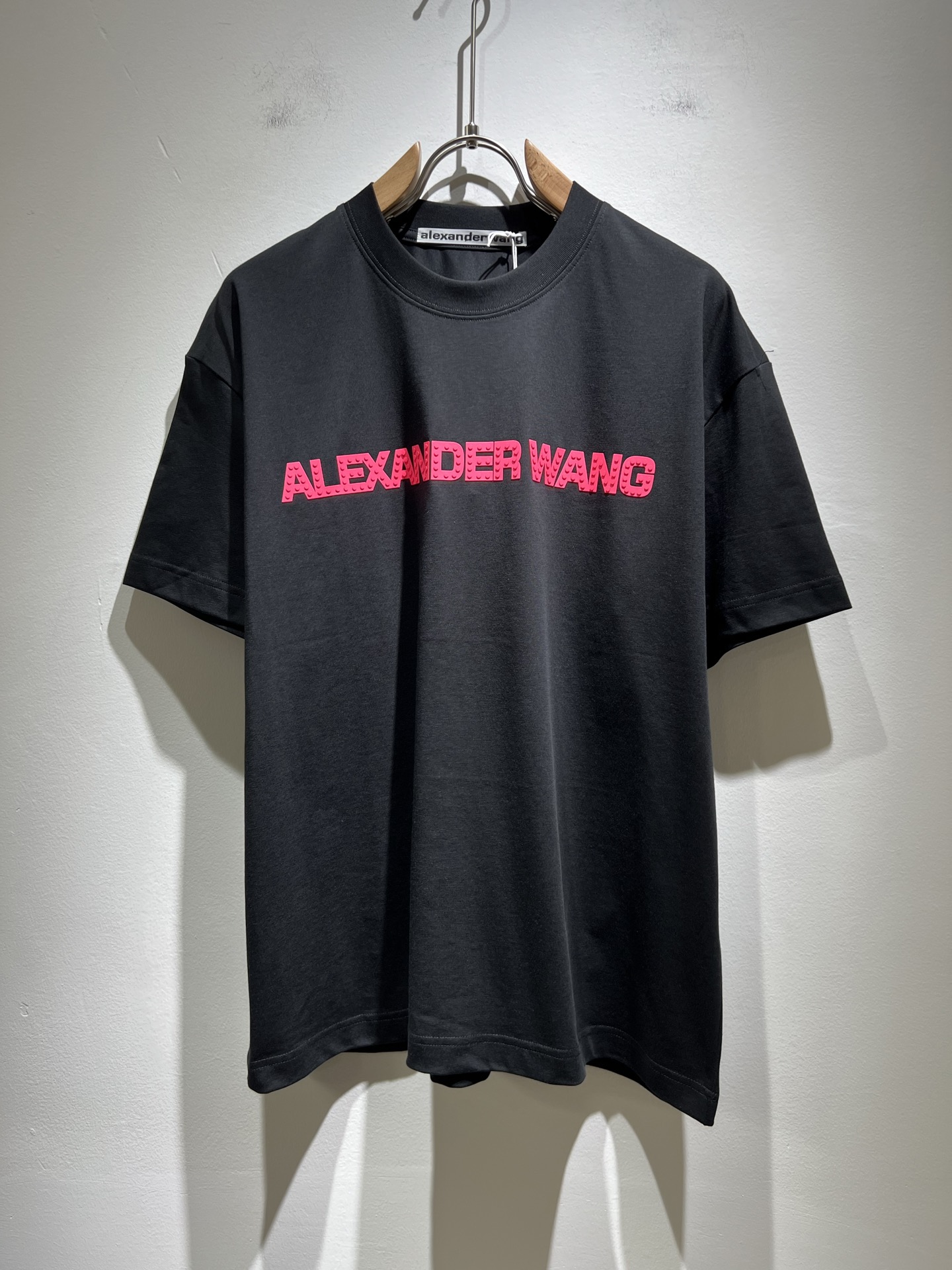 NO:149449,Alexander McQue*n 2025 spring and summer models for men and women, short-sleeved T-shirts for men and women. Limited-time European regions, heavyweight stunning items, official website for sale. A luxury first-tier brand royal fabric factory woven, original customized 260G pure cotton fabric!  The latest logo pattern design of the breast this quarter!  Continue the charm of classic design style!  It feels soft and comfortable, with no burden on your clothes, moisture absorption and breathability, full of quality, and is extremely versatile, both inside and outside, and is very outstanding!  Size S- XL, alexander mcqueen,T-shirt,tees,t-shirt,alexander wang19860909Alexander McQue*n亚历*大·麦昆2025春夏款男女同款短袖T恤.欧洲区域限定发售,重磅级尤物单品,官网在售系列.奢侈一线大牌的御用面料厂织造,原版定制260G纯棉面料！胸口这一季度最新压胶字母logo图案设计！延续经典设计风格魅力！手感柔软 舒适,穿着无累赘感,吸湿透气,品质感十足,极为百搭系无论内搭还是外穿都非常出彩！尺码S- XL,,alexander mcqueen,T-shirt,tees，t-shirt,alexander wang,Men's clothing