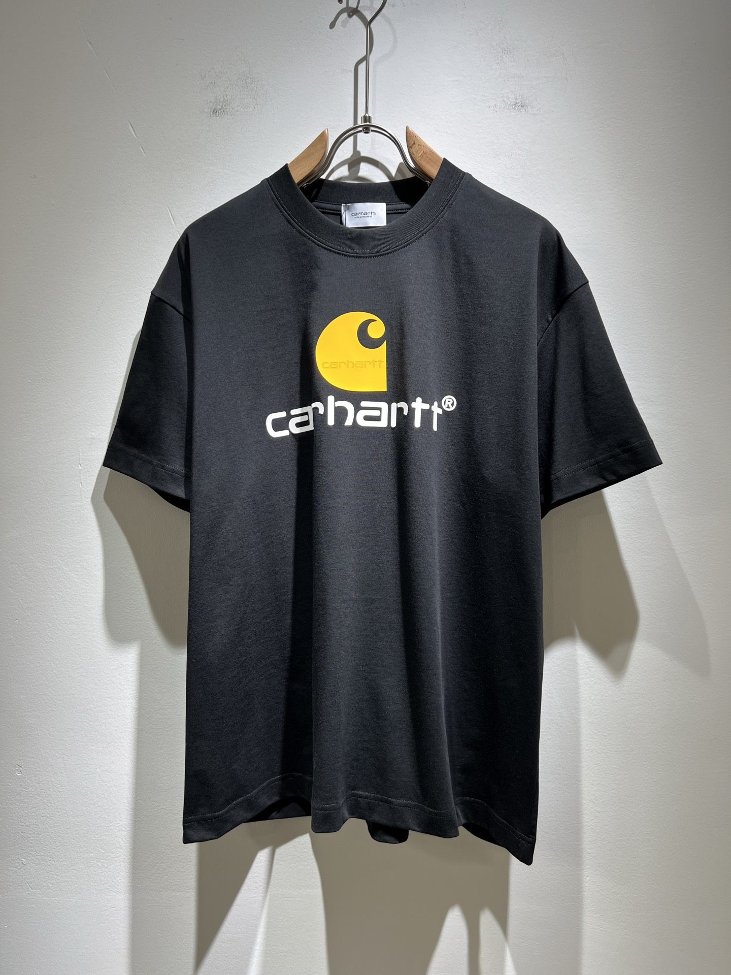NO:149424,Carhartt's new spring and summer series of items are launched, a very fashionable and avant-garde short-sleeved T-shirt for men and women, with logo logo pattern glue-touching!  Different from the past, it declares the design concept that has been passed down for many years in the brand!  Its eye-catchingness is no less than any classic style, perfectly presenting the fashionable, high-end and luxurious feeling in front of the world!  Made of imported 260 grams of cotton, selected high-quality pure cotton fabrics, soft and soft to the touch, the real thing is definitely beyond your imagination, close to the body and breathable, even if you sweat profusely, you will not feel greasy or stuffy, and will bring sweating and moisture absorption to the extreme!  Size S-XL, T-shirt,tees,t-shirt,alexander wang19860909Carhartt 2025春夏全新系列单品上线,非常时髦前卫的一款男女同款短袖T恤,标识logo图案压胶修饰！区别于以往的不同,宣示品牌传承多年的设计理念！其吸睛度完全不亚于任何经典款式,将时髦高级感与奢华感完美呈现在世人眼前！客供进口260克全棉材质制成,精选优质纯棉面料,触感软糯亲肤细腻,实物到手绝对超乎你的想象,贴身无比舒适透气,即便是汗流浃背也不会有腻身及闷热感可言,将排汗吸湿性发挥到了极致！尺码S-XL,,T-shirt,tees，t-shirt,alexander wang,Men's clothing