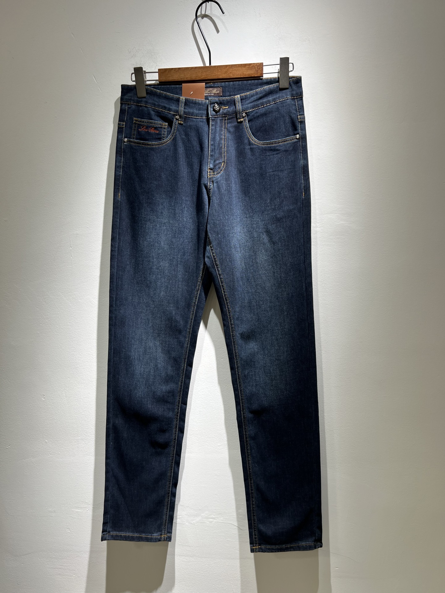 NO:149366,Loro Piana Nouyou Pianya 2025 early spring new men's fashion high-end casual pants, Hong Kong foreign business channel products, original Japanese products, pure blood quality, perfectly continues the essence and genes of LP home. From the main fabric to the detailed craftsmanship, all show the ingenuity of quality, use multiple brand elements to interpret, and choose the precious cowhide material to build a logo waist brand leather design!  Identity manifestation that belongs to the soul!  Customer-supplied high-end imported pure cotton fabrics, very high-end and fashionable detailed craftsmanship, red ear cloth is completed by a specific antique loom. This element represents the identity and rank of jeans, which is very worthy of careful appreciation!  In terms of matching, it is invincible and explains the versatility in place, with ingenious details and exquisite accessories. The auxiliary materials are all provided by foreign merchants. They are tailored and slim, and the upper body is lifted with an excellent effect. They are a styling item that is hard to come by!  Size 29-40, loro piana, loro piana, jeans, cowhide, alexander wang19860909Loro Piana诺悠翩雅 2025早春新品男士时装款高端休闲裤,香港洋行渠道货,日本原厂出品,纯血统品质,完美延续了LP家的精髓与基因,从主体面料到细节工艺,无不彰显出品质的匠心所在,运用多个品牌元素标识来诠释,选取矜贵的牛皮材质构建logo腰牌皮革设计！属于灵魂式的身份彰显！客供高级进口的纯棉面料,非常高级且时髦的细节工艺,赤耳布是由特定古董织布机完成,此元素代表着牛仔裤的身份及段位,非常值得细品悦人！在搭配上所向无敌,把百搭阐释到位,细节匠心考究,辅料皆为外商客供,剪裁合体修身,上身提臀效果绝佳,可遇而不可求的造型单品！尺码29-40,,loro piana,loro piana,jeans,cowhide,alexander wang,Men's clothing