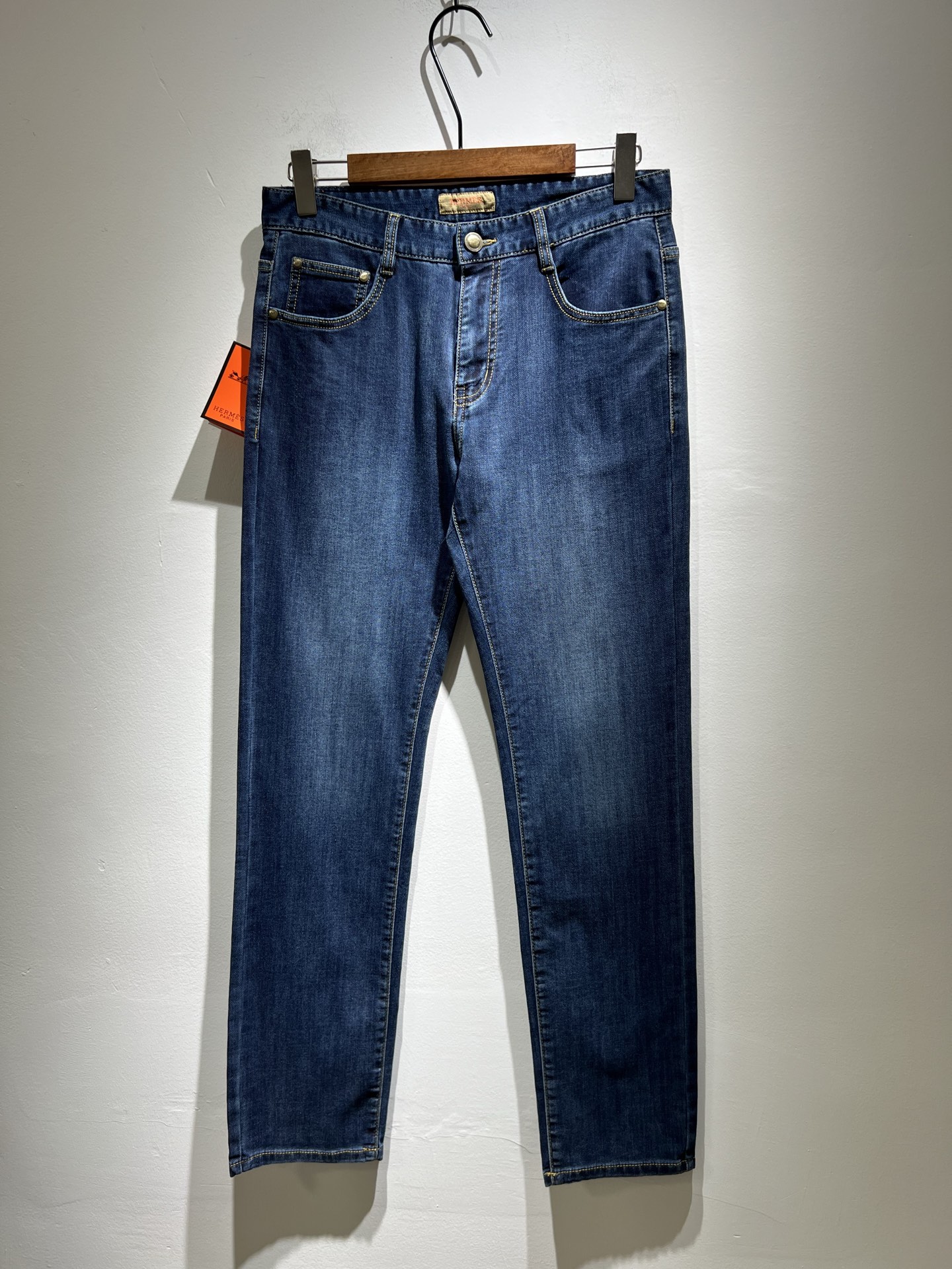 NO:149358,HERM*S AXS 2025 Early Spring Men's High-end Tanning Washed Small Straight Jeans Overseas Trading Company Channel Order!  Men's slim straight jeans!  Shanghai Henglong store is on sale!  It is high-end, simple, and has exquisite craftsmanship and materials. It is very rigorous and demanding in pursuit of quality. It uses every detail to prove its brand image!  The typical essence of H's home, with a very representative logo design!  The brand image of H's home is perfectly explained, and the signature leather brand is also quite amazing. It has built a brand LOGO, and the fabric has been perfectly transformed and sublimated. It has a heavy environmentally friendly plant enzyme washing process. The texture has a unique retro style and is quite outstanding. It is recognized as a universal and versatile color number and can withstand the test of any season.  Well-tailed, clean, refreshing and neat!  Size 29-40, hermes, jeans, alexander wang19860909HERM*S爱*仕 2025早春男士高端丹宁水洗小直筒牛仔裤 海外贸易公司渠道订单 ！男士修身直筒牛仔裤！上海恒隆店在售！高级、简约,工艺和用料方面都颇为考究,对于品质的追求非常严谨和苛刻,用每一个细节来力证自身品牌形象！H家的典型精髓,极具代表性标志logo腰牌设计！将H家的品牌形象完美阐释出来,招牌式的皮牌亦颇为惊艳,构建出品牌LOGO,面料得到完美蜕变和升华,重磅环保植物酵素水洗工艺,肌理有着独特的复古风格,相当出彩,公认的万能百搭色号,经得住任何季节的考验配色！剪裁精良,干净清爽且利落！尺码29-40,,hermes,jeans,alexander wang,Men's clothing