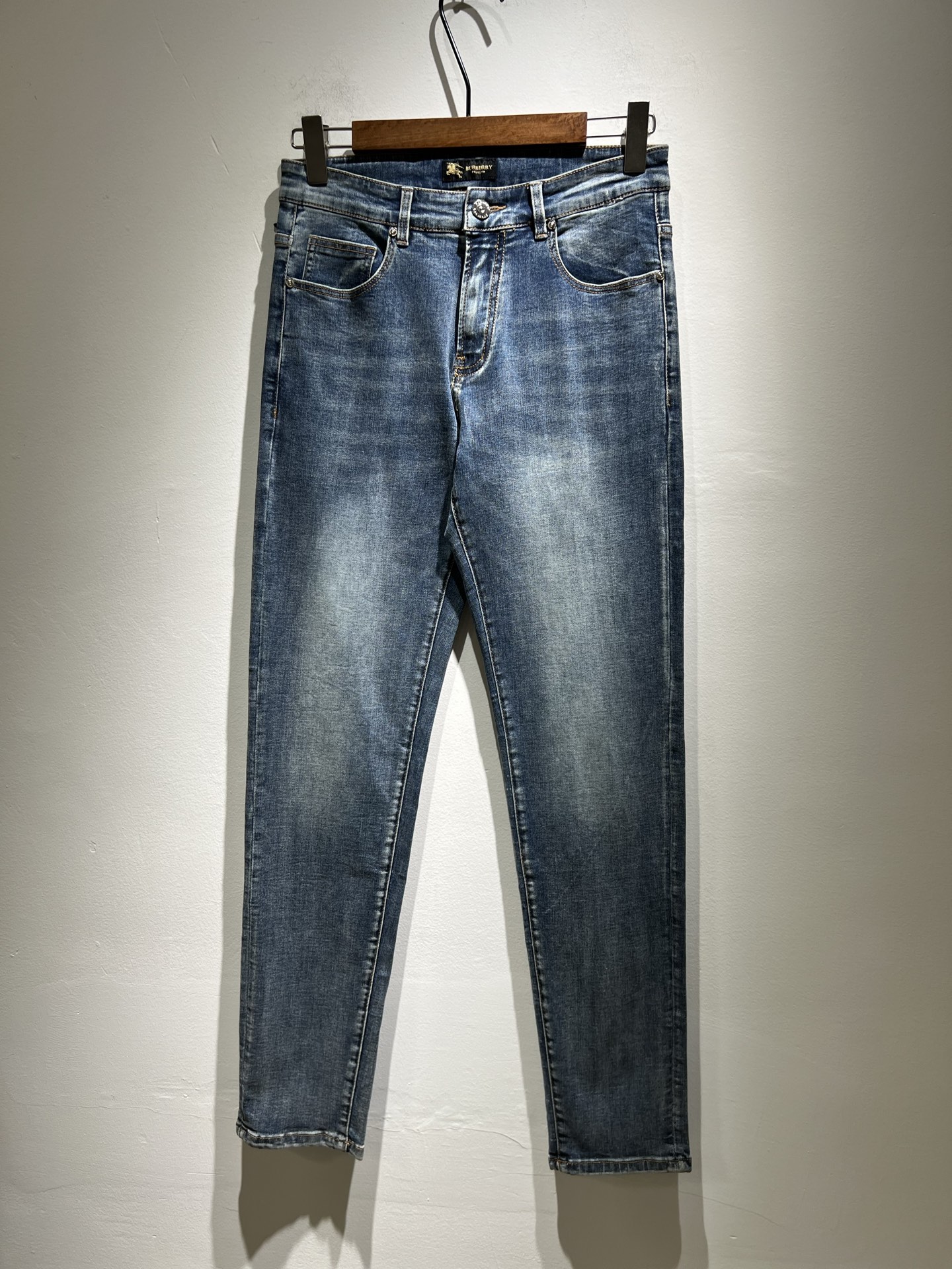 NO:149350,BURBER*Y Ba*li 2025 early spring new product for men's high-end casual and versatile jeans!  For BUR fans, such a grand classic design is enough to plant grass at a glance. It is the most handsome series among all BUR jeans this year. I only need to take a look and know that this will definitely be a hit product that has caused a sensation, and it is popular on the Internet. The classic slim three-dimensional tailoring style is equipped with the latest logo pattern waist brand craft design!  Very representative waist brand modification!  It simply and easily demonstrates the charm of the brand, and naturally presents specifications, grades, fashion and trendy effects. It matches the performance to easily create a high-end and high-end effect!  The top imported Japanese washing cowboy is made of cotton, and it is comfortable and breathable, and has a natural drape, which is suitable for all year round outfits!  !  This jeans are made of three-dimensional cut and straight-fitting style. The magic and practical wearability of the single match are understandable. Whether you are wearing daily clothes or appearing on the high street, it is the best choice. It is super charming!  It also demonstrates the authentic BUR original flavor, and it also perfectly shows its specifications and rank!  Obviously, this is a big and powerful product that you must collect. Whether you are a fan of BUR or not, you must collect this product and highly recommend it!  Size 29-40, Burberry, jeans, alexander wang19860909BURBER*Y巴*莉 2025早春新品男士高端休闲百搭牛仔裤！对于BUR粉丝来说,这样大气的经典设计足矣一眼种草,是今年BUR所有牛仔裤当中最帅的一个系列,我只需要看一眼就知道,这绝对会是一个引起轰动的爆款,而且全网风靡,经典的修身立体剪裁版型打造,配置了最新的logo图案腰牌工艺设计！极具代表性腰牌修饰！简单轻松的彰显出品牌魅力所在,自然而然的呈现规格,档次,时髦以及新潮效果,搭配性能满分,轻松穿出高级感与高端效果！顶级的进口日本洗水牛仔棉质打造,并舒适透气感满分,且垂感自然,适合一年四季的穿搭所需！！此款牛仔裤采用了立体裁剪小直筒版型打造,其单配魔力与实穿性是无可厚非的,不管你是日常穿搭还是高街出镜都是不二之选,超具魅力！更是彰显了地地道道的的BUR原味,同时也是完美的展现了其规格和段位所在！很显然,这是一款绝对要收的重磅好货,不管你是不是BUR的粉丝,此款你都必须要收,极力推荐的好货！尺码29-40,,burberry,jeans,alexander wang,Men's clothing