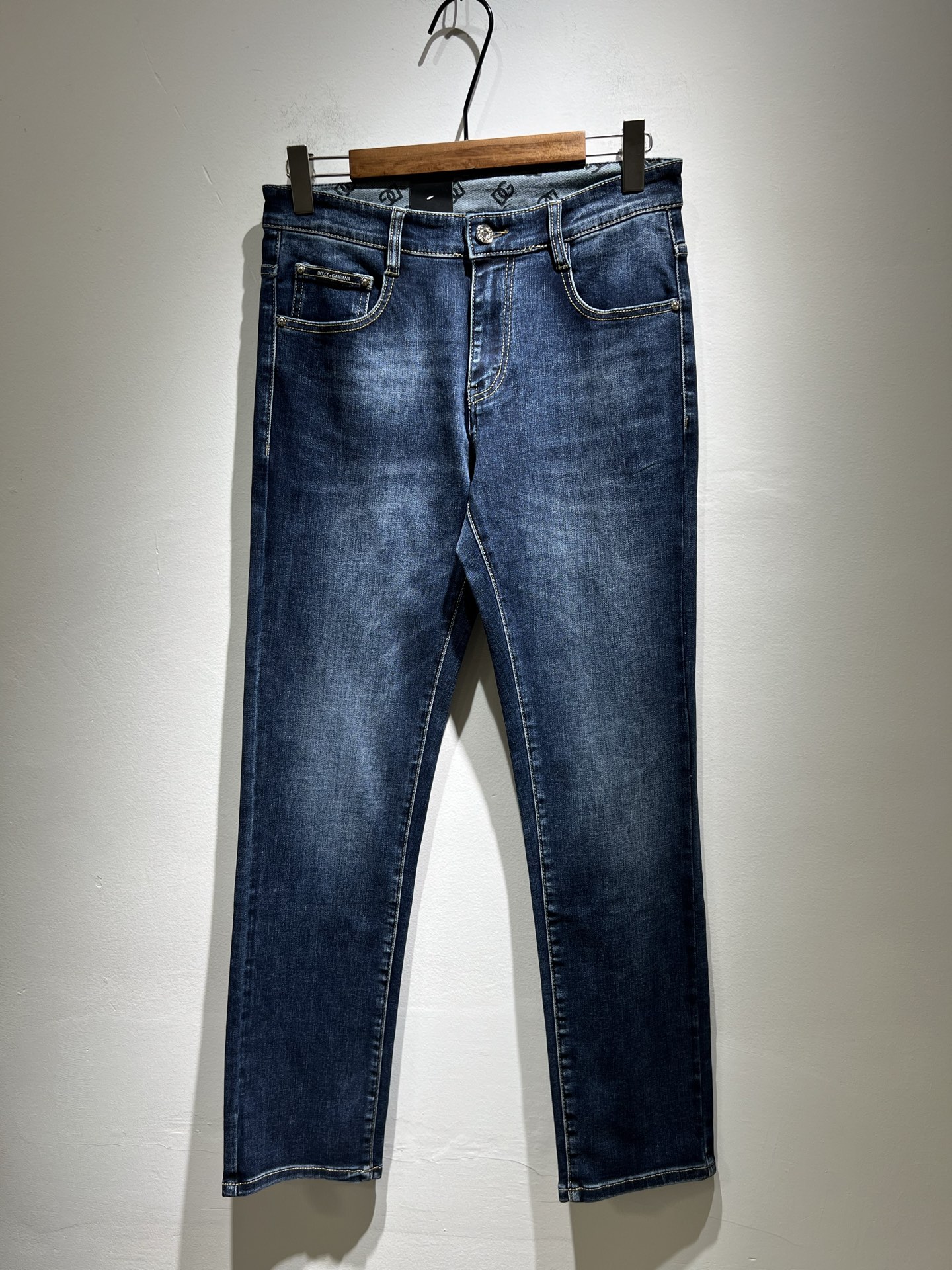 NO:149342,Dolce & Dolce*na 2025 spring and summer new jeans, wash and naturally not easy to deform and decolorize, three-dimensional tailoring perfectly shaped fabric, comfortable and soft, and casually matched, comfortable means its interpretation of fashion and leisure. DG's consistent style reflects the brand's pursuit of quality, with a bit of hedonist flavor, pays great attention to details, likes everything that is not formulaic, pursues freedom, Dolce & GABB*NA's style is very unique. At the beginning of the business, it insists on making plates and designing logo logo waist brand design!  For the fashion industry that paid attention to the show at that time, it was quite unique. Size 29-40, Dolce & Gabbana, Dolce & Gabbana, Dolce & Gabbana, jeans, alexander wang19860909Dolce & 杜嘉*纳 2025春夏新品牛仔裤,水洗处理自然不易变形脱色、立体剪裁完美塑形面料质舒适柔软随意搭配、舒适代表它对时尚休闲的诠释是DG一贯作风细节处体现这个品牌对品质的追求,带点享乐主义者的味道,非常注重细节,喜欢一切非公式化的东西,追求自由杜嘉班纳 (DOLCE&GABB*NA) 的作风非常独特,创业之初坚持自己制版、设计标识logo腰牌设计！对于当时讲究排场的时装界,是相当独树一格的.尺码29-40,,Dolce&Gabbana,Dolce&Gabbana,Dolce&Gabbana,jeans,alexander wang,Men's clothing