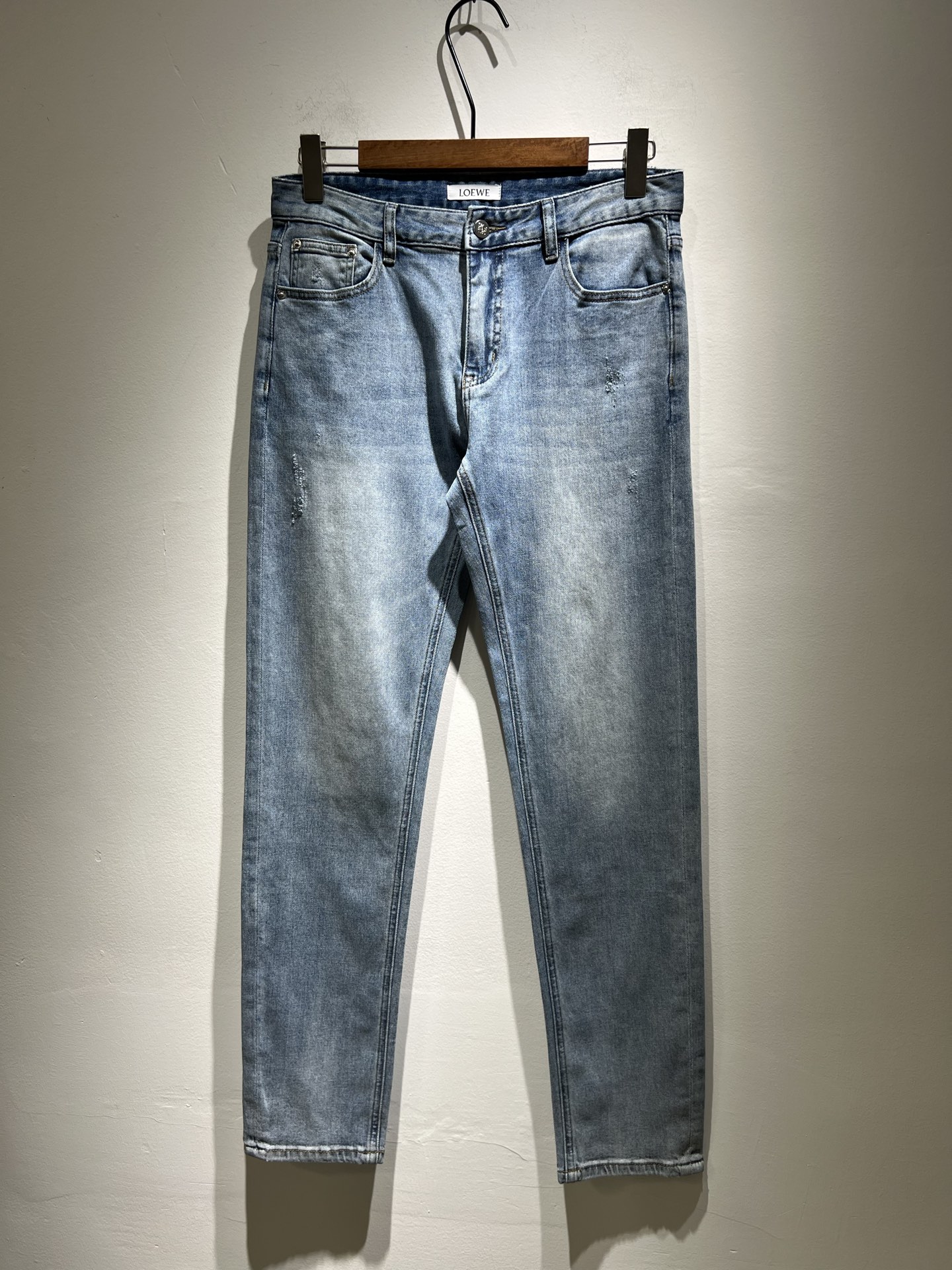 NO:162236,LO*WE/Luo*We 2025 spring and summer new men's fashion high-end casual pants, Hong Kong foreign business channel products, original Japanese products, pure blood quality, perfectly continues the essence and genes of LOE*'s home. From the main fabric to the detailed craftsmanship, all show the ingenuity of quality, use multiple brand elements to interpret, and choose precious cowhide material to build a logo waist brand leather design!  Identity manifestation that belongs to the soul!  Customer-supplied high-end imported pure cotton fabrics, very high-end and fashionable detailed craftsmanship, red ear cloth is completed by a specific antique loom. This element represents the identity and rank of jeans, which is very worthy of careful appreciation!  In terms of matching, it is invincible and explains the versatility in place, with ingenious details and exquisite accessories. The auxiliary materials are all provided by foreign merchants. They are tailored and slim, and the upper body is lifted with an excellent effect. They are a styling item that is hard to come by!  Size 29-38, loewe, jeans, cowhide, alexander wang19860909LO*WE/罗*威2025春夏新品男士时装款高端休闲裤,香港洋行渠道货,日本原厂出品,纯血统品质,完美延续了LOE*家的精髓与基因,从主体面料到细节工艺,无不彰显出品质的匠心所在,运用多个品牌元素标识来诠释,选取矜贵的牛皮材质构建logo腰牌皮革设计！属于灵魂式的身份彰显！客供高级进口的纯棉面料,非常高级且时髦的细节工艺,赤耳布是由特定古董织布机完成,此元素代表着牛仔裤的身份及段位,非常值得细品悦人！在搭配上所向无敌,把百搭阐释到位,细节匠心考究,辅料皆为外商客供,剪裁合体修身,上身提臀效果绝佳,可遇而不可求的造型单品！尺码29-38,,loewe,jeans,cowhide,alexander wang,Men's clothing