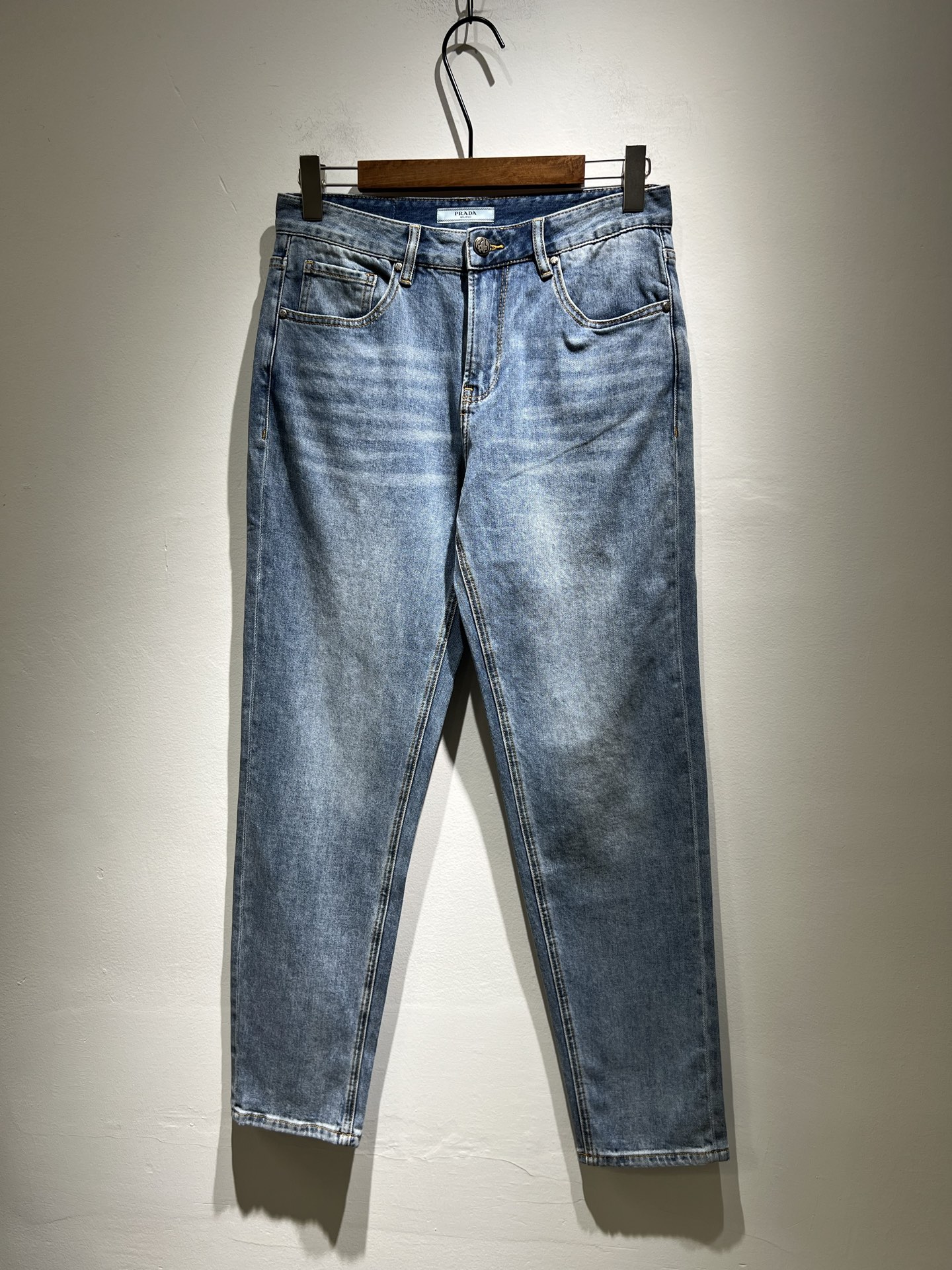 NO:162230,PRA*DA Prada 2025 Spring and Summer New Products are on sale!  Denim is high-end, versatile and pragmatic, and not sensational!  Limited editions in Hong Kong, Macao and Taiwan!  !  Three-dimensional cut cotton material!  The Taiwan foreign trade company undertakes the exquisite and delicate materials, which seem to be Prada's patented high-quality custom-made original logo waist brand design!  Not only in the material, color and style, the life philosophy behind the design just fits the dual mentality of modern people's pursuit of personal practicality and fashion aesthetics, and achieves a perfect balance between function and aesthetics. It is not only the display of fashion trends, but also the ultimate of modern aesthetics. P's vision does not limit the indispensable components of the core value of fashion brands, another alternative to mature styles and sizes 29-3835 37,,prada,prada,alexander wang19860909PRA*DA 普拉达 2025春夏新品发售！牛仔高级百搭实用主义不哗众取宠！港澳台地区限定款！！立体裁剪纯棉材质！台湾外贸公司承接、材质精致细腻似乎是普拉达专利品质上乘 定制原版logo腰牌设计！不仅在材料、颜色与款式工夫,设计背后的生活哲学正巧契合现代人追求切身实用与流行美观的双重心态,在机能与美学之间取得完美平衡,不但是时尚潮流的展现,更是现代美学的极致.P的视野并没有局限时尚品牌核心价值中不可或缺的组成部分、的另一种选择替代风格成熟、尺码29-3835 37,,prada,prada,alexander wang,Men's clothing