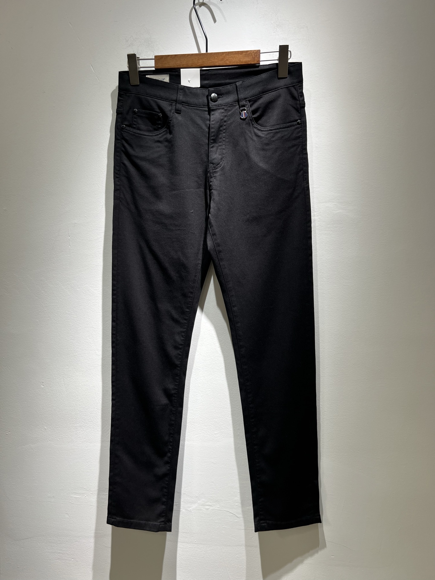 NO:152557,MONC Meng*kou's new spring and summer jeans are available in trading companies and are released on the official website at the same time!  M Scarce Channel Order Products, Quality Control Close Your Eyes to Accept It’s No Regret! 定制原版logo徽章设计！  This denim trousers are made of imported pure cotton fabrics!  The top denim fabric is carefully crafted, the ingredients are very basic but super perfect. The surface twill feels clear and natural, and the feel is really tough. The actual product will definitely make you convinced and can withstand the test of random counters!  The style is also very outstanding, and it is a super slim style. If you can meet it, please quickly accept it, which will save you a lot of effort in matching! 尺码29-40,,jeans,alexander wang19860909MONC蒙*口2025春夏新款牛仔裤,贸易公司渠道稀出,同步官网发售！M稀缺渠道订单臻品,品质控闭眼收走的不后悔款！定制原版logo徽章设计！本款牛仔长裤选用客供进口纯棉面料！顶级牛仔面料精心制作,成份组合很基础却又是超完美,表面斜纹肌里感清晰自然,手感瓷实有韧性,实物到手绝对让你为之诚服,经得起随意柜台支验！版型方面也非常出色,属于超显瘦的版型,能碰到的就赶紧收下,会让你在搭配方面省下不少力！尺码29-40,,jeans,alexander wang,Men's clothing