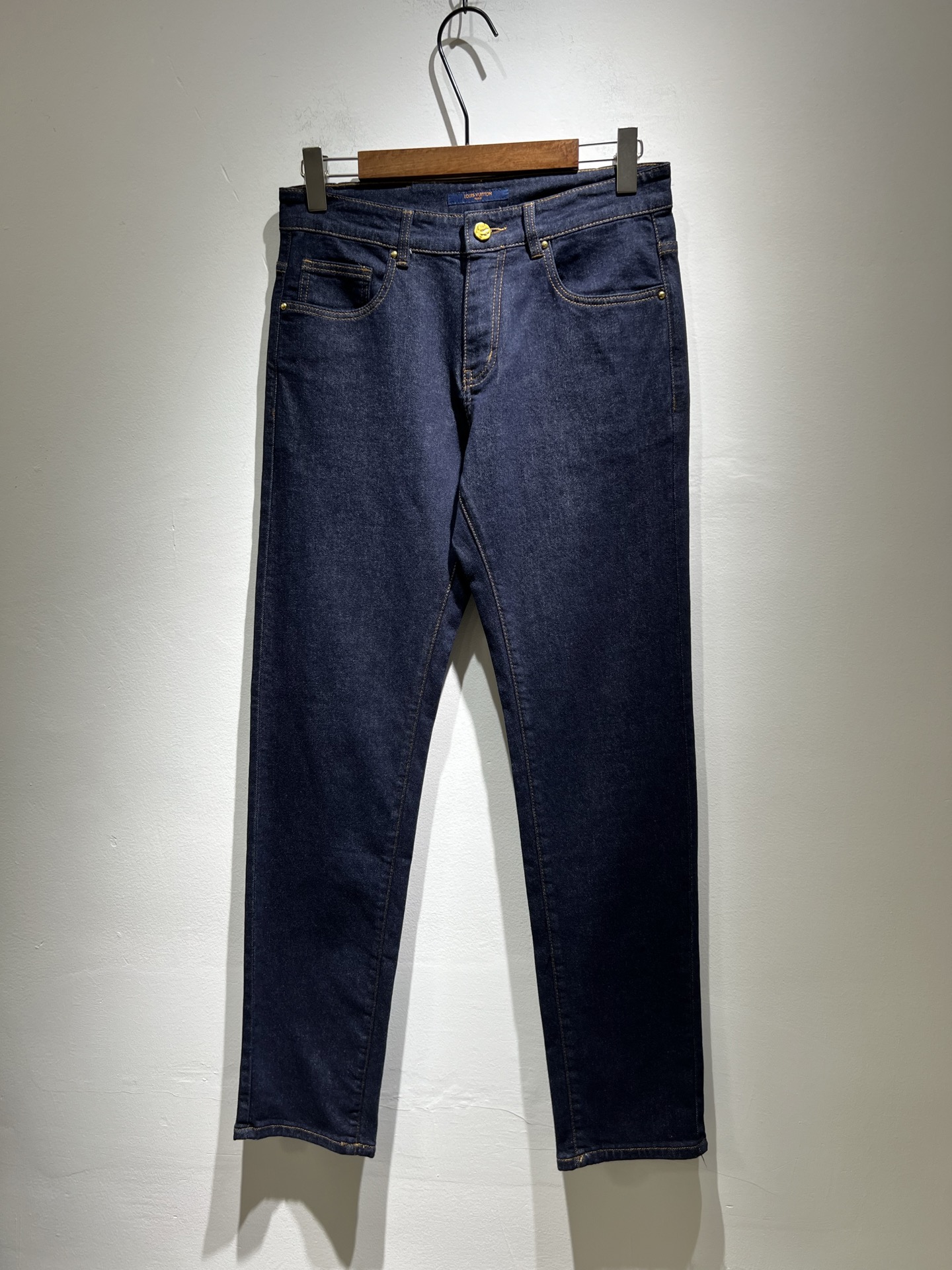 NO:152582,Louis Vuitto*Louis*Deng 2025 Spring and Summer New Men's Classic Washed Small Straight Jeans. Excellent upper body performance, a versatile choice, and a great value-for-money sharing!  !  As a classic combination of simple elements for boys, the design logo pattern is modified!  The classic jeans series of Louis on the road is a legendary item in the industry and a lasting item. Many men with senior economic strength are guests of the Louis family. Countless bigwigs have performed this sentence. This is even circulated in the fashion circle. It is made of top denim jeans. After high-end washing process, it is of great grade and luxury. Nameplate waist brand hardware logo auxiliary material design!  The fabric is excellent and comfortable on the upper body, giving people a full of trendy and fashionable atmosphere, interpreting luxury and trend to the extreme. The classic, exquisite and precise straight-tube cutting design, and the thickness can be even better across all seasons!  Size 29-40, louis vuitton,louis vuitton,alexander wang19860909Louis Vuitto*路易*登2025春夏新款男士经典水洗小直筒牛仔长裤.绝佳的上身性能,百搭之选,超值性价比分享！！作为男生简约元素经典搭配,设计logo图案修饰！路遇路易经典仔裤系列,这个一直是业内的传奇单品,也是经久不衰的单品,很多具有资深经济实力的男人都是路易家族的座上客,无数的大佬都曾演绎过,时尚圈更是流传这么一句话,顶级丹宁牛仔面料打造而成,经高端水洗工艺处理后,极具档次与奢华感.铭牌腰牌五金logo辅料设计！面料极好上身舒适,给人满满的潮流时髦气息,将奢华与潮流感演绎到了极致,经典精湛精准的直筒版型裁剪设计,厚度更是能横跨四季必入好款！ 尺码29-40,,louis vuitton,louis vuitton,alexander wang,Men's clothing