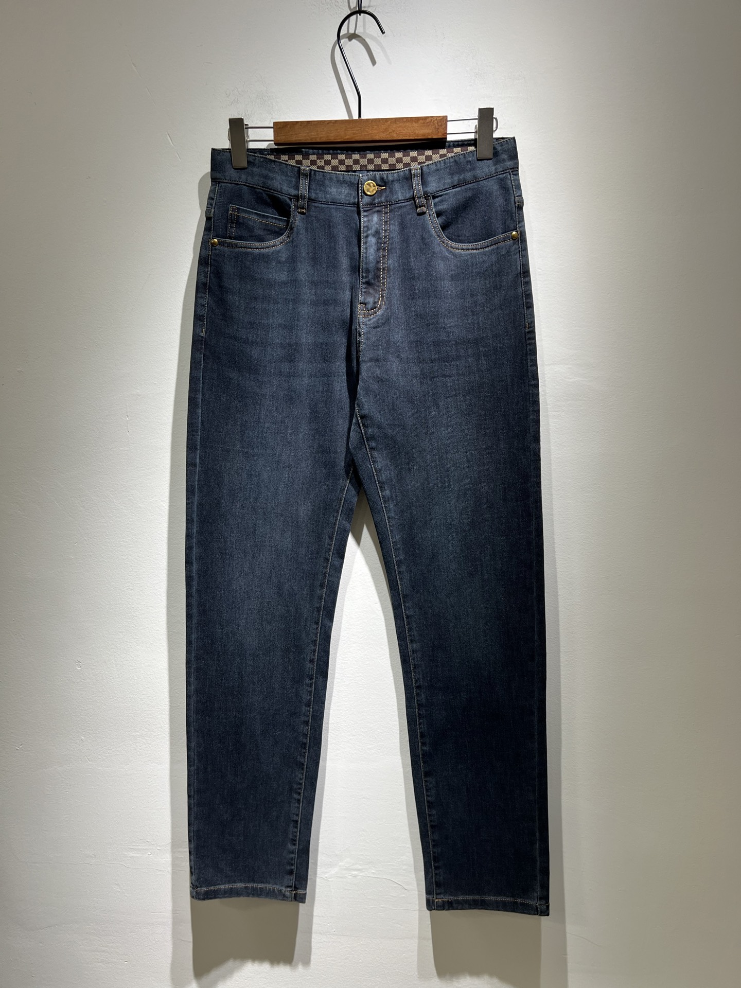 NO:155220,Louis Vuitto*Louis*Deng Spring and Summer New Men's Classic Washed Small Straight Jeans. Excellent upper body performance, a versatile choice, and a great value-for-money sharing!  !  As a classic combination of simple elements for boys, the design logo pattern is modified!  The classic jeans series of Louis on the road is a legendary item in the industry and a lasting item. Many men with senior economic strength are guests of the Louis family. Countless bigwigs have performed this sentence. This is even circulated in the fashion circle. It is made of top denim jeans. After high-end washing process, it is of great grade and luxury. Nameplate waist brand hardware logo auxiliary material design!  The fabric is excellent and comfortable on the upper body, giving people a full of trendy and fashionable atmosphere, interpreting luxury and trend to the extreme. The classic, exquisite and precise straight-tube cutting design, and the thickness can be even better across all seasons!  Size 29-40, louis vuitton,louis vuitton,alexander wang19860909Louis Vuitto*路易*登春夏新款男士经典水洗小直筒牛仔长裤.绝佳的上身性能,百搭之选,超值性价比分享！！作为男生简约元素经典搭配,设计logo图案修饰！路遇路易经典仔裤系列,这个一直是业内的传奇单品,也是经久不衰的单品,很多具有资深经济实力的男人都是路易家族的座上客,无数的大佬都曾演绎过,时尚圈更是流传这么一句话,顶级丹宁牛仔面料打造而成,经高端水洗工艺处理后,极具档次与奢华感.铭牌腰牌五金logo辅料设计！面料极好上身舒适,给人满满的潮流时髦气息,将奢华与潮流感演绎到了极致,经典精湛精准的直筒版型裁剪设计,厚度更是能横跨四季必入好款！ 尺码29-40,,louis vuitton,louis vuitton,alexander wang,Men's clothing