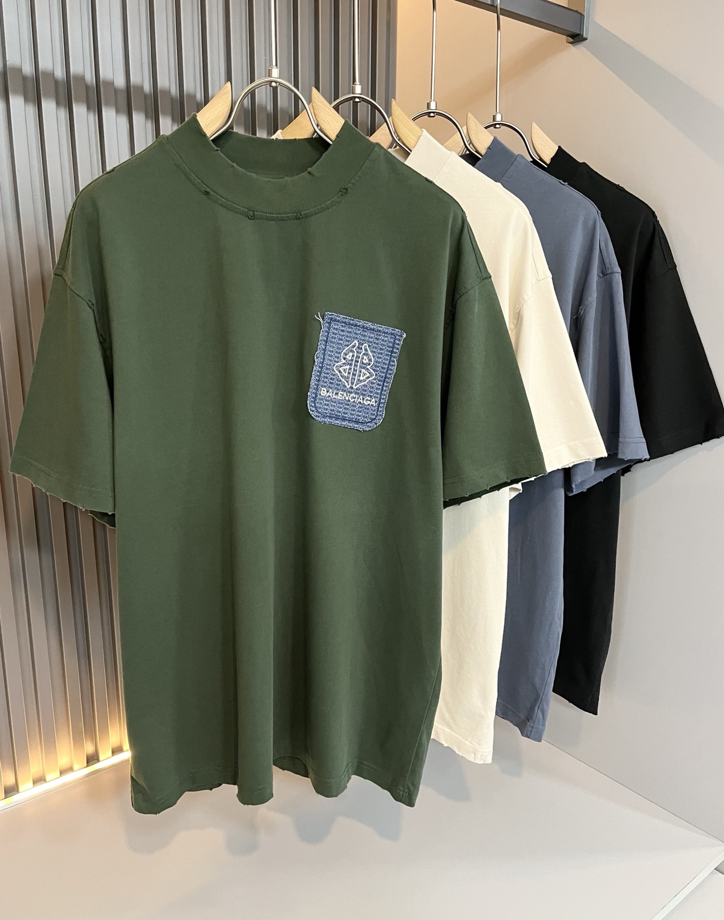 NO:162195,LouisVuitt*Louis*Deng The new series of products in 2025 spring and summer are launched, a very fashionable and avant-garde short-sleeved T-shirt for men and women, with logo logo pattern patch badge decoration!  Different from the past, it declares the design concept that has been passed down for many years in the brand!  Its eye-catchingness is no less than any classic style, perfectly presenting the fashionable, high-end and luxurious feeling in front of the world!  Made of imported 280 grams of cotton, selected high-quality pure cotton fabrics, soft and soft to the touch, the real thing is definitely beyond your imagination, close to the body and breathable, even if you sweat profusely, you will not feel greasy or stuffy, and will bring sweating and moisture absorption to the extreme!  Size M-3XL, louis vuitton,louis vuitton,t-shirt,tees,t-shirt,alexander wang19860909LouisVuitt*路易*登 2025春夏全新系列单品上线,非常时髦前卫的一款男女同款短袖T恤,标识logo图案贴布徽章修饰！区别于以往的不同,宣示品牌传承多年的设计理念！其吸睛度完全不亚于任何经典款式,将时髦高级感与奢华感完美呈现在世人眼前！客供进口280克全棉材质制成,精选优质纯棉面料,触感软糯亲肤细腻,实物到手绝对超乎你的想象,贴身无比舒适透气,即便是汗流浃背也不会有腻身及闷热感可言,将排汗吸湿性发挥到了极致！尺码M-3XL,,louis vuitton,louis vuitton,T-shirt,tees，t-shirt,alexander wang,Men's clothing