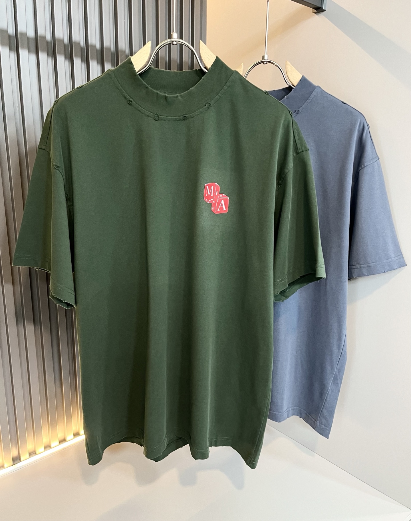 NO:162201,AMI 2025 spring and summer new short-sleeved T-shirt for men and women, the latest model is exclusively available on the entire network!  !  ~ It is classic and fashionable and versatile, who doesn’t like it? It will show the classic again. It is very pleasing to the eye and comes with a low luxury halo and recognition!  The brand concept and modern advanced technology are perfectly combined. Coupled with the extremely modern and simple design, the exclusive logo printing design!  Customized 100% imported pure cotton fabric!  The texture of this model is quite touching, the specifications and grades are known with tentacles. The degree of delicateness and breathability are top-notch!  Size M-3XL, T-shirt,tees,t-shirt,alexander wang19860909AMI 2025春夏新款男女同款短袖T恤,最新款全网独家首上！！~既经典有时尚百搭,谁不爱啊,将经典再次展现,非常的耐看,自带低奢光环与辨识度！品牌理念和现代化的先进技术进行了完美结合.加上极其现代摩登风范的简约设计,专属logo印花设计！定制百分百进口纯棉面料！此款的质感相当感人 触手便知规格档次 细腻程度与透气效果堪称顶级！尺码M-3XL,,T-shirt,tees，t-shirt,alexander wang,Men's clothing