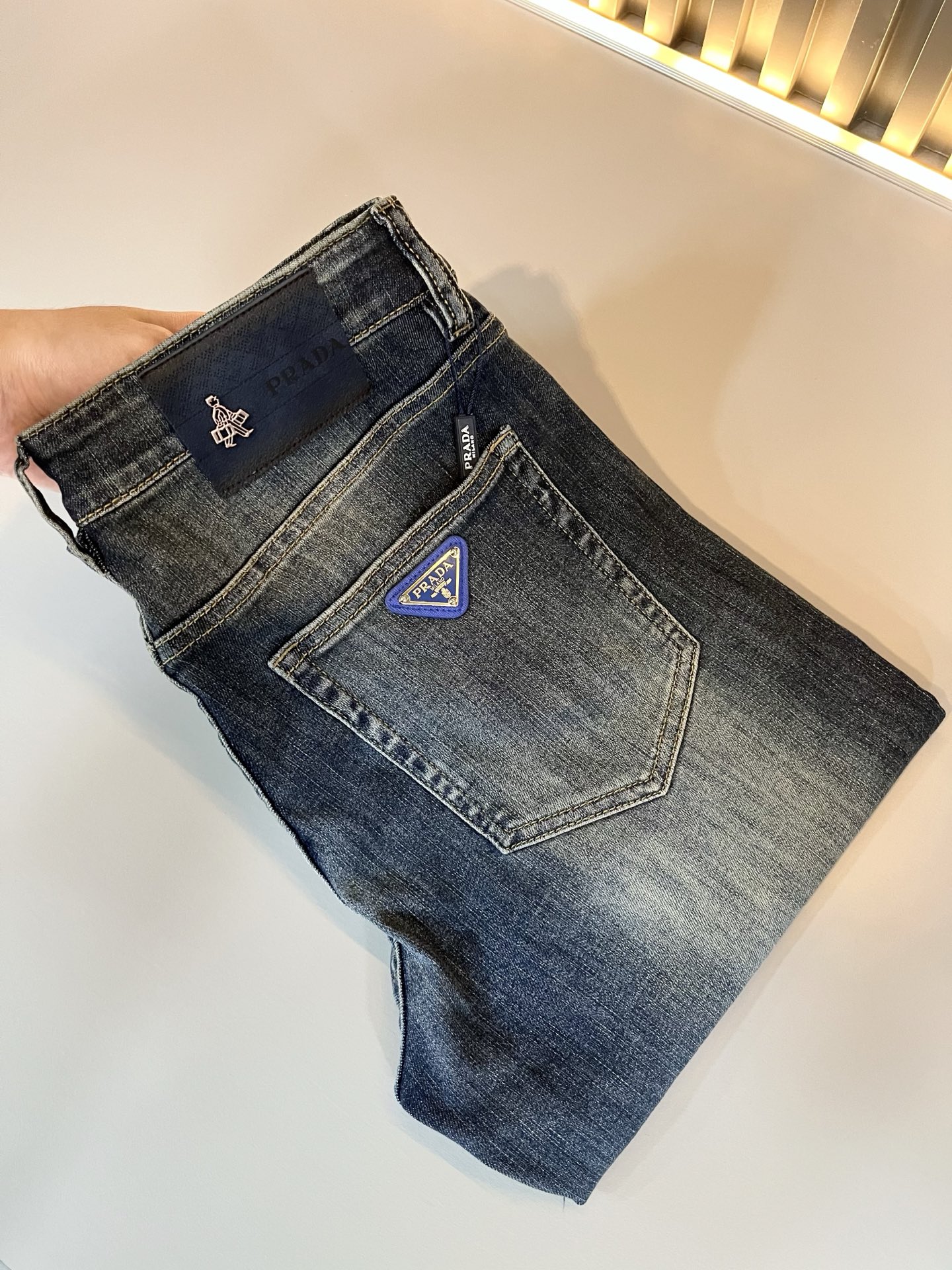 NO:155176,PRA*DA New products for spring and summer are on sale!  Denim is high-end, versatile and pragmatic, and not sensational!  Limited editions in Hong Kong, Macao and Taiwan!  !  Three-dimensional cut cotton material!  The Taiwan foreign trade company undertakes the exquisite and delicate materials, which seems to be Prada's patented high-quality custom-made original hardware logo design!  Not only in the material, color and style, the life philosophy behind the design just fits the dual mentality of modern people's pursuit of personal practicality and fashion aesthetics, and achieves a perfect balance between function and aesthetics. It is not only the display of fashion trends, but also the ultimate of modern aesthetics. P's vision does not limit the indispensable components of the core value of fashion brands, another alternative to mature styles and sizes 29-40, prada, prada, alexander wang19860909PRA*DA 普拉达 春夏新品发售！牛仔高级百搭实用主义不哗众取宠！港澳台地区限定款！！立体裁剪纯棉材质！台湾外贸公司承接、材质精致细腻似乎是普拉达专利品质上乘 定制原版五金logo设计！不仅在材料、颜色与款式工夫,设计背后的生活哲学正巧契合现代人追求切身实用与流行美观的双重心态,在机能与美学之间取得完美平衡,不但是时尚潮流的展现,更是现代美学的极致.P的视野并没有局限时尚品牌核心价值中不可或缺的组成部分、的另一种选择替代风格成熟、尺码29-40,,prada,prada,alexander wang,Men's clothing