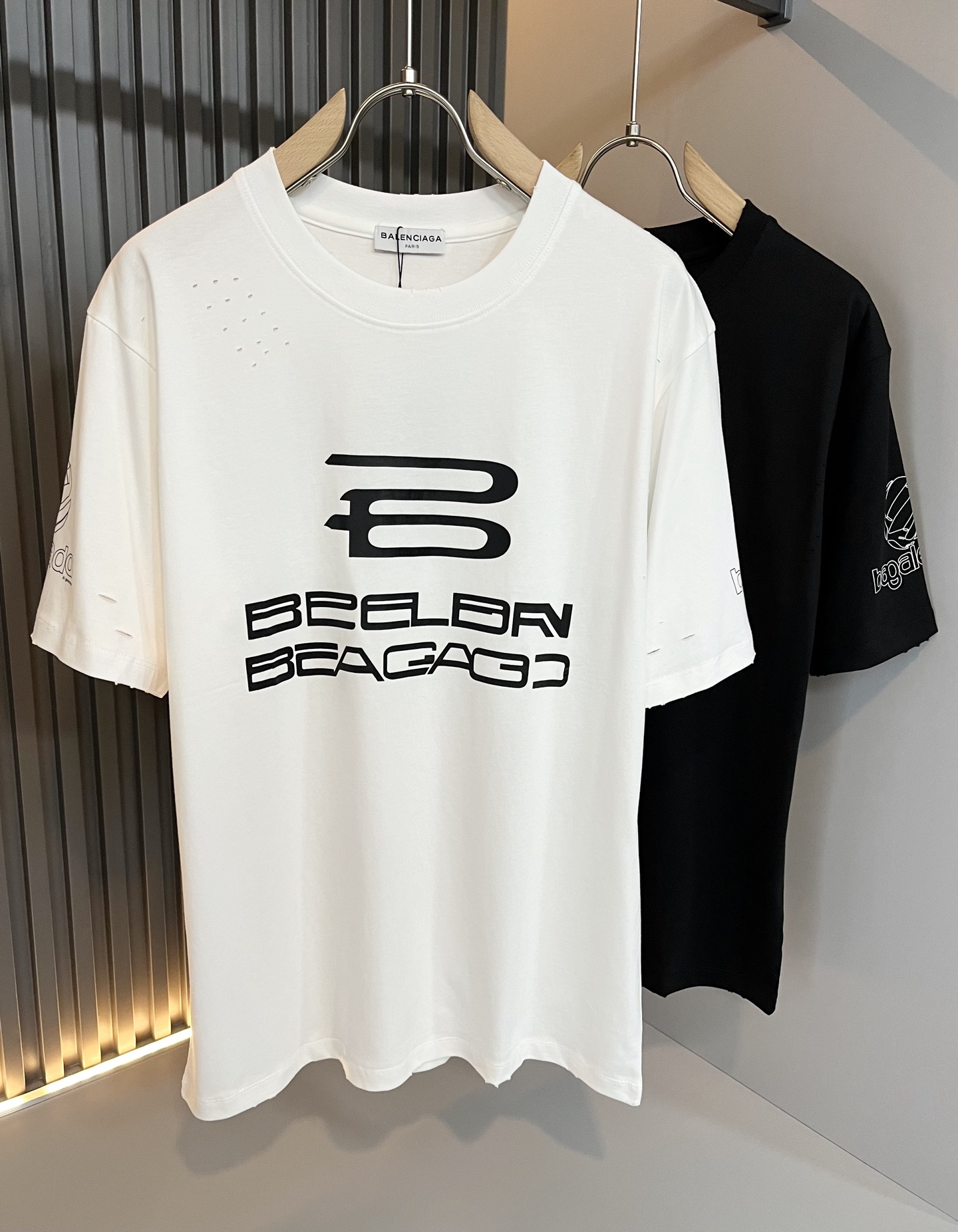 NO:159604,BALENCIA* Paris* Home 2025 Spring and Summer New Men and Women Couples Casual Loose Cotton Round Neck Short Sleeve T-shirt!  Trading companies have sparse channels and are released on the official website at the same time!  The latest series of spring and summer 2025, classic fashion design elements, injecting full vitality into the new series. This T-shirt is carefully selected for imported cotton fabrics. The fabric feels skin-friendly and soft and delicate, and the body logo print design!  It has an extremely comfortable and breathable wearing experience. The whole item is very eye-catching and fashionable, and is deeply loved by young people today!  The loose round neck cut is a neutral style regardless of age and gender, suitable for matching all the styles and looks you need in your daily life!  It is recommended to wear couple outfits to go out on the street to make it more pleasing to the eye!  Size M-4XL, balenciaga, T-shirt,tees, t-shirt,alexander wang19860909BALENCIA*巴黎*家 2025春夏新款男女同情侣款休闲宽松棉质圆领短袖T恤衫！贸易公司渠道稀出,同步官网发售 ！ 2025春夏最新系列,经典时尚设计元素,为全新系列注入满满活力,这款T恤衫用心甄选客供进口棉面料制成,面料手感亲肤柔软细腻,衣身logo印花设计！拥有着无比舒适透气性的穿着体验,整件单品极具吸睛度与时尚感,深受当下年轻人的喜爱！基础宽松的圆领版型裁剪,不分年龄与性别的中性款式,适合搭配你日常所需的所有风格与造型！建议搭配情侣装出街会更为养眼出色！尺码M-4XL,,balenciaga,T-shirt,tees，t-shirt,alexander wang,Men's clothing