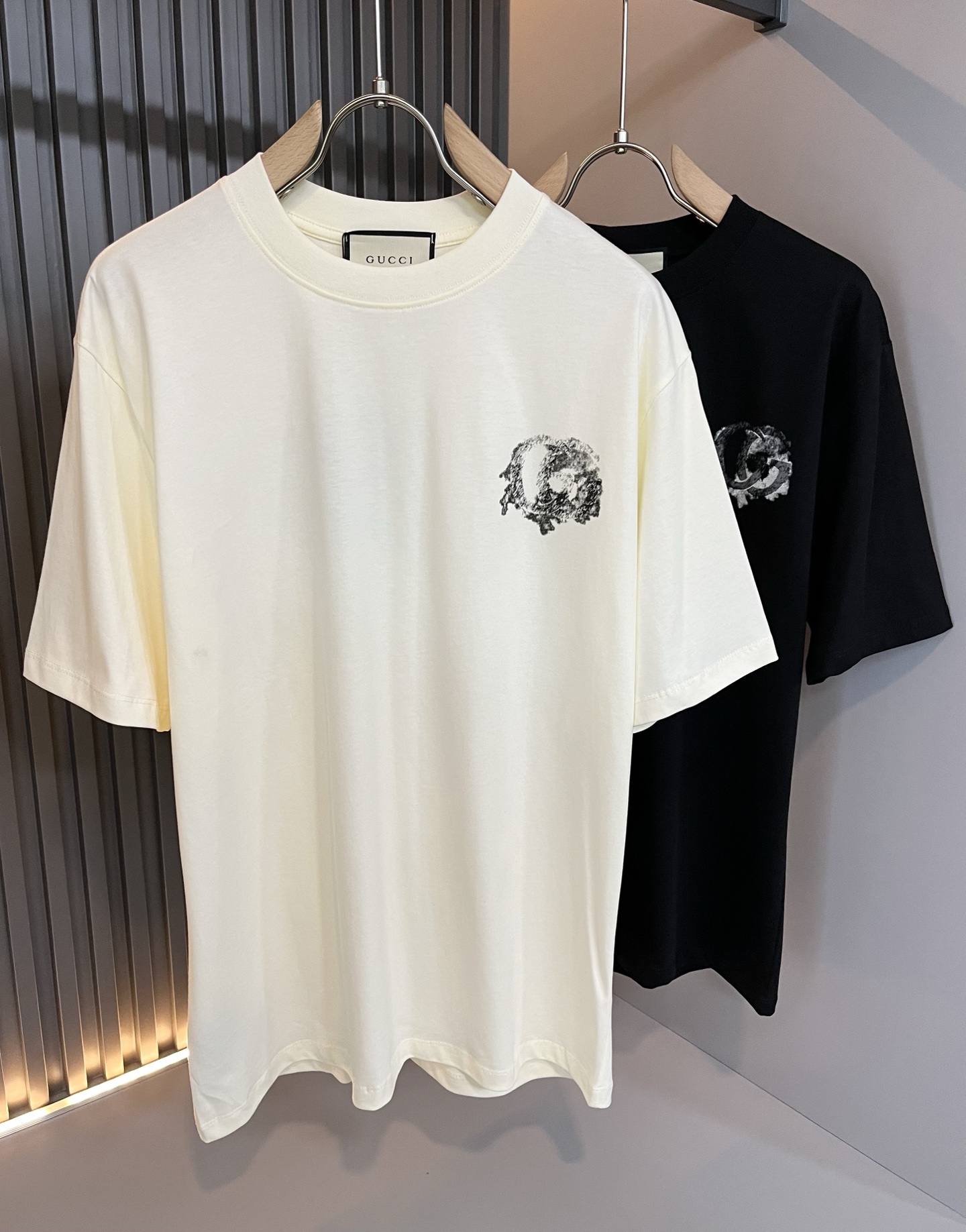 NO:160977,Gucc* Gujia 2025 spring and summer new style for men and women couples casual loose cotton round neck short-sleeved T-shirt!  Trading companies have sparse channels and are released on the official website at the same time!  The latest series of spring and summer 2025, classic fashion design elements, injecting full vitality into the new series. This T-shirt is carefully selected for imported cotton fabrics. The fabric feels skin-friendly and soft and delicate, and the body is panoramic logo printing design!  It has an extremely comfortable and breathable wearing experience. The whole item is very eye-catching and fashionable, and is deeply loved by young people today!  The loose round neck cut is a neutral style regardless of age and gender, suitable for matching all the styles and looks you need in your daily life!  It is recommended to wear couple outfits to go out on the street to make it more pleasing to the eye!  Size M-4XL, gucci, gucci, T-shirt, tees, t-shirt, alexander wang19860909Gucc*古家 2025春夏新款男女同情侣款休闲宽松棉质圆领短袖T恤衫！贸易公司渠道稀出,同步官网发售 ！ 2025春夏最新系列,经典时尚设计元素,为全新系列注入满满活力,这款T恤衫用心甄选客供进口棉面料制成,面料手感亲肤柔软细腻,衣身全景logo印花设计！拥有着无比舒适透气性的穿着体验,整件单品极具吸睛度与时尚感,深受当下年轻人的喜爱！基础宽松的圆领版型裁剪,不分年龄与性别的中性款式,适合搭配你日常所需的所有风格与造型！建议搭配情侣装出街会更为养眼出色！尺码M-4XL,,gucci,gucci,T-shirt,tees，t-shirt,alexander wang,Men's clothing