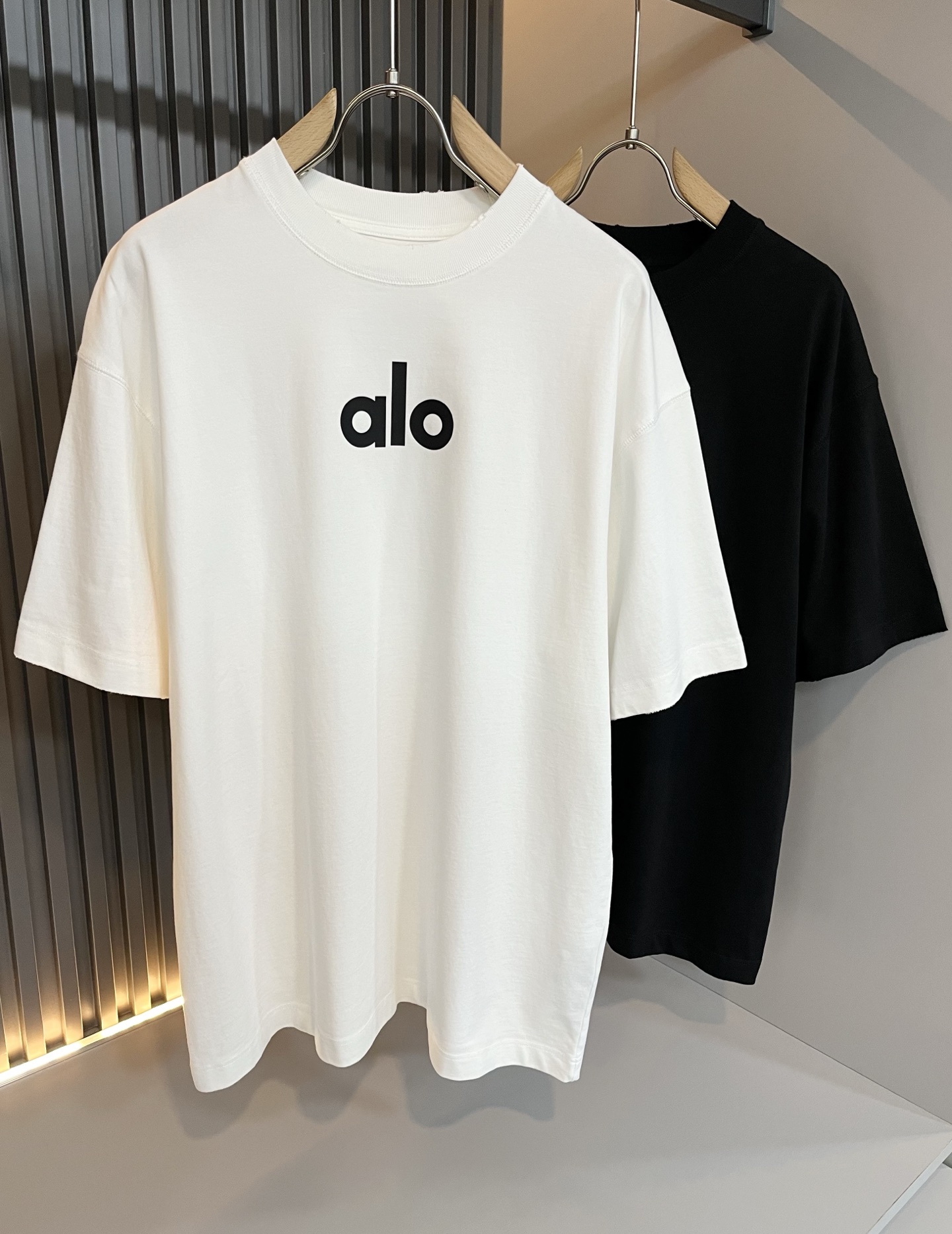 NO:162205,Alo2025 spring and summer new series of products are launched, a very fashionable and avant-garde short-sleeved T-shirt for men and women, with logo logo pattern and printing decoration!  Different from the past, it declares the design concept that has been passed down for many years in the brand!  Its eye-catchingness is no less than any classic style, perfectly presenting the fashionable, high-end and luxurious feeling in front of the world!  Made of imported 280 grams of cotton, selected high-quality pure cotton fabrics, soft and soft to the touch, the real thing is definitely beyond your imagination, close to the body and breathable, even if you sweat profusely, you will not feel greasy or stuffy, and will bring sweating and moisture absorption to the extreme!  Size S-2XL, T-shirt,tees,t-shirt,alexander wang19860909Alo2025春夏全新系列单品上线,非常时髦前卫的一款男女同款短袖T恤,标识logo图案印花修饰！区别于以往的不同,宣示品牌传承多年的设计理念！其吸睛度完全不亚于任何经典款式,将时髦高级感与奢华感完美呈现在世人眼前！客供进口280克全棉材质制成,精选优质纯棉面料,触感软糯亲肤细腻,实物到手绝对超乎你的想象,贴身无比舒适透气,即便是汗流浃背也不会有腻身及闷热感可言,将排汗吸湿性发挥到了极致！尺码S-2XL,,T-shirt,tees，t-shirt,alexander wang,Men's clothing