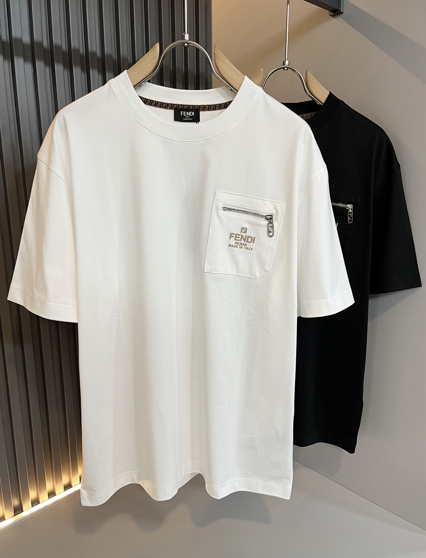 NO:160985,FEN*I FEN*Di's new spring and summer 2025 FD family FF men and women short-sleeved T-shirt, versatile and minimalist short-sleeved shirts for men and women. Original Italian orders, popular FD family items, simple and pure colors. The FD family's enduring iconic products, high-quality products with full representation and full specifications, and high-quality products that all FD fans are worth buying!  Pure Yidian channel orders, high-end and popular products from the FD family, very popular items at the moment, and embroidery decoration of the iconic letter logo pattern!  High-end goods worth keeping and giving away to others!  It is trendy and beautiful, with a full sense of trendy atmosphere, and has a very high level and specifications. It uses a very classic black and white color combination, giving people a strong visual impact and has a very high recognition. It is top-quality exclusive pure cotton fabric, created with a soft, delicate and comfortable touch, and has a very high-end and classy appearance!  Perfectly interprets the charm of the brand and leaves a deep impression. It is more fashionable and charming. It has simple, elegant and fashionable upper body, and is even more stressful for outfits!  The inner wear alone is very delicious and beautiful scenery that cannot be ignored!  Size M-3XL, fendi,dior,T-shirt,tees,t-shirt,alexander wang19860909FEN*I 芬*迪2025春夏新款FD家族FF男女同款短袖T恤,男女同款百搭极简短袖.意大利原厂订单,FD家族人气单品,简约纯色系打造.FD家族经久不衰的标志性臻品,代表性十足,规格感十足的精品,所有FD粉丝都值得抢购的精品！纯正意代渠道订单,FD家族的高奢人气爆款产物,当下十分火爆的单品,标志性字母logo图案刺绣修饰！值得自留和送人的高端货！新潮又好看,潮流气息感十足,档次规格感极高,并且采用十分经典的的黑白双色搭配,给人的视觉冲击感相当强烈,有着极高的辨识度,顶级专属纯棉面料,打造,触感柔软细腻舒适,品相相当高级有档次！完美诠释品牌魅力,给人留下深刻印象.更具时尚与韵味,上身简约大方时尚,对于穿搭更是毫无压力！单穿内搭都极有味道,不可忽视的靓丽风景线！ 尺码M-3XL,,fendi,dior,T-shirt,tees，t-shirt,alexander wang,Men's clothing