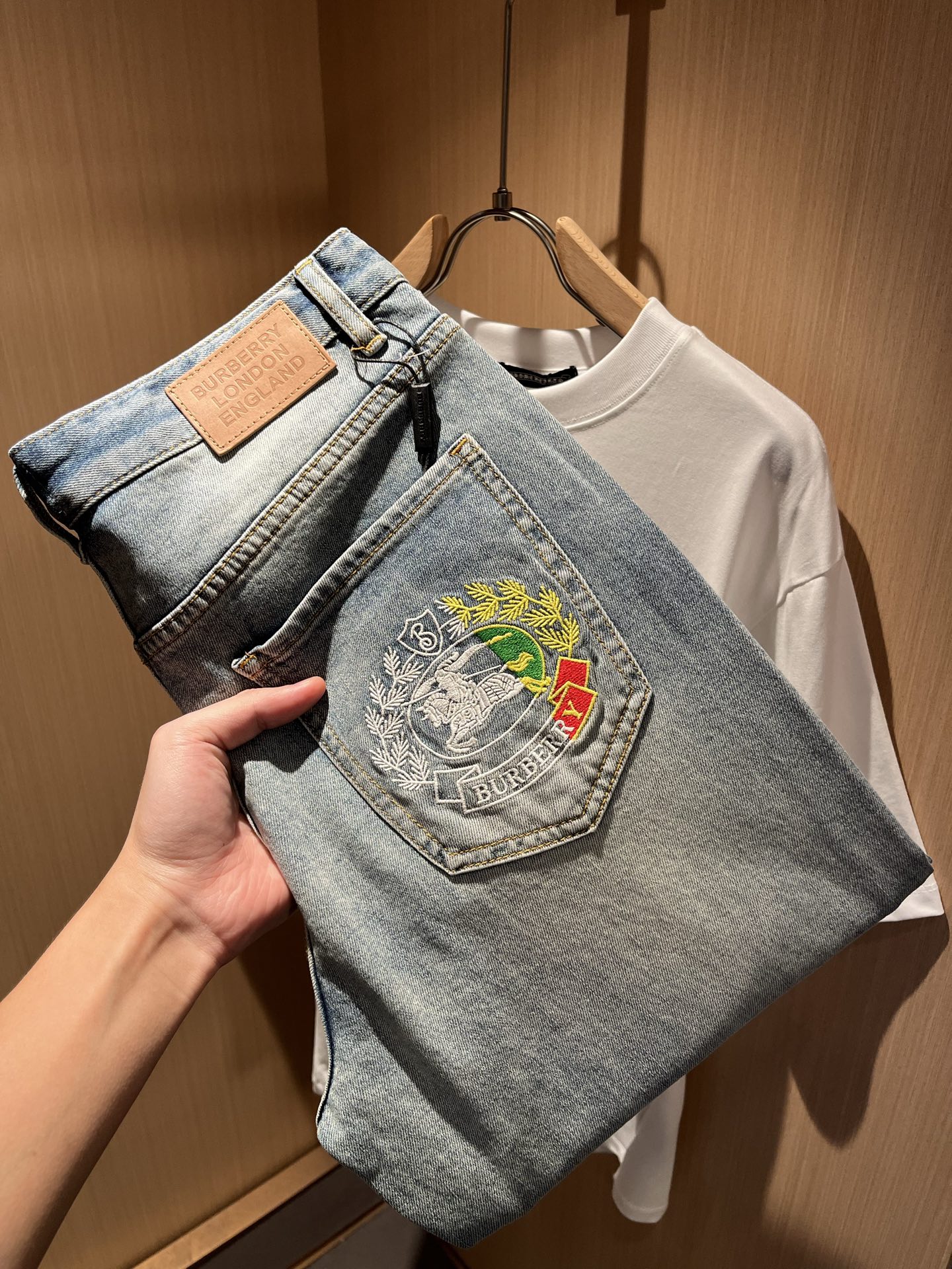 NO:527623,BURBER*Y Ba*li New spring and summer high-end casual and versatile jeans for men!  For BUR fans, such a grand classic design is enough to plant grass at a glance. It is the most handsome series among all BUR jeans this year. I only need to take a look and know that this will definitely be a hit product that has caused a sensation, and it is popular on the Internet. The classic slim three-dimensional tailoring style is equipped with the latest logo pattern waist brand craft design!  Very representative waist brand modification!  It simply and easily demonstrates the charm of the brand, and naturally presents specifications, grades, fashion and trendy effects. It matches the performance to easily create a high-end and high-end effect!  The top imported Japanese washing cowboy is made of cotton, and it is comfortable and breathable, and has a natural drape, which is suitable for all year round outfits!  !  This jeans are made of three-dimensional cut and straight-fitting style. The magic and practical wearability of the single match are understandable. Whether you are wearing daily clothes or appearing on the high street, it is the best choice. It is super charming!  It also demonstrates the authentic BUR original flavor, and it also perfectly shows its specifications and rank!  Obviously, this is a big and powerful product that you must collect. Whether you are a fan of BUR or not, you must collect this product and highly recommend it!  Size 29-3835 37, burberry, jeans, alexander wang19860909BURBER*Y巴*莉 春夏新品男士高端休闲百搭牛仔裤！对于BUR粉丝来说,这样大气的经典设计足矣一眼种草,是今年BUR所有牛仔裤当中最帅的一个系列,我只需要看一眼就知道,这绝对会是一个引起轰动的爆款,而且全网风靡,经典的修身立体剪裁版型打造,配置了最新的logo图案腰牌工艺设计！极具代表性腰牌修饰！简单轻松的彰显出品牌魅力所在,自然而然的呈现规格,档次,时髦以及新潮效果,搭配性能满分,轻松穿出高级感与高端效果！顶级的进口日本洗水牛仔棉质打造,并舒适透气感满分,且垂感自然,适合一年四季的穿搭所需！！此款牛仔裤采用了立体裁剪小直筒版型打造,其单配魔力与实穿性是无可厚非的,不管你是日常穿搭还是高街出镜都是不二之选,超具魅力！更是彰显了地地道道的的BUR原味,同时也是完美的展现了其规格和段位所在！很显然,这是一款绝对要收的重磅好货,不管你是不是BUR的粉丝,此款你都必须要收,极力推荐的好货！尺码29-3835 37,,burberry,jeans,alexander wang,Men's clothing