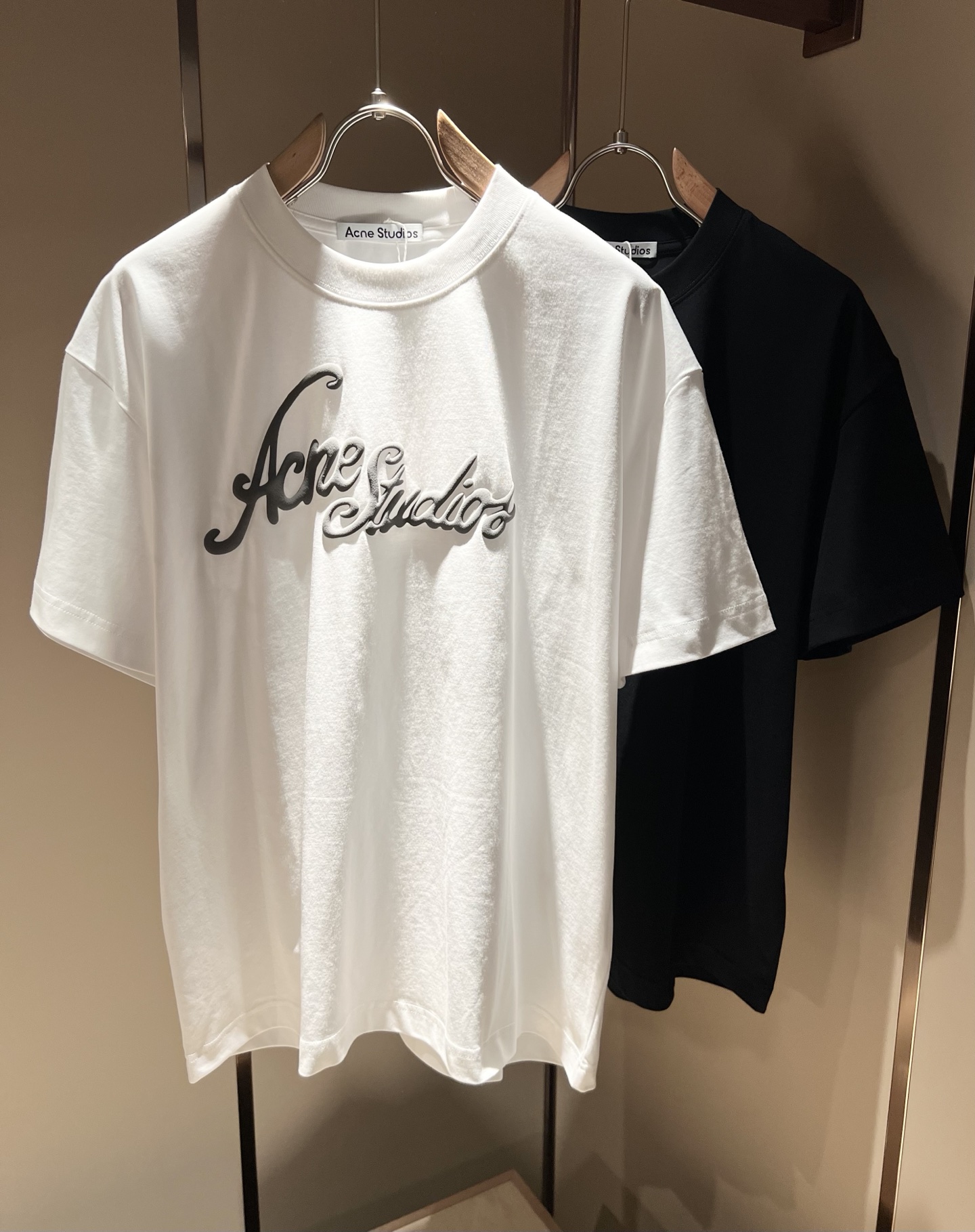 NO:152583,Acne Studio*os 2025 spring and summer new short-sleeved T-shirt for men and women, and the counter is available at the same time!  Customized exclusive pure cotton fabric, customized original craft threads, and garment design logo printing design!  Perfectly integrated with fashion and style, a top-notch fashionable style that perfectly suits the outside wear!  The overall feeling is natural!  The ultimate classic versatile short-sleeved T-shirt, the ultimate heavy industry and the ultimate perfection!  Fans who pursue high quality are please buy them by themselves, and all fans who know the goods are invited to appreciate this model together!  Size S-XL, acne studios, T-shirt,tees, t-shirt,alexander wang19860909Acne Studi*os2025春夏新款男女同款短袖T恤,专柜同步发售！定制专属纯棉面料,定制原版工艺螺纹,衣身设计标识logo印花设计！完美融入时尚还有风情感一款完美符合外穿的顶尖时髦气质款！整体给人浑然天成的感觉！极致经典的百搭型短袖T恤,极致的重工极致的完美！追求高品质的粉丝们请自行抢购,诚邀所有识货的粉丝一同鉴赏此款！尺码S-XL,,acne studios,T-shirt,tees，t-shirt,alexander wang,Men's clothing