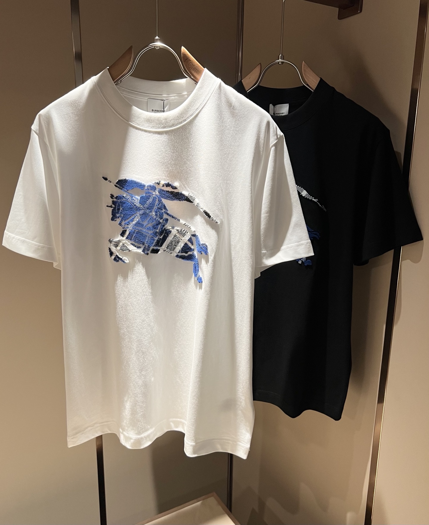 NO:155285,BURBER*Y Ba*li's new spring and summer short-sleeved T-shirt for men and women is coming, and is made of a popular environmentally friendly pure cotton fabric recently. It is a high-end outdoor sports and leisure series, which is very popular in sports trend!  BUR's latest special material, logo pattern flocking design!  Fabric is also called memory cloth, which refers to fabrics with morphological memory functions. It instantly kills all versions on the market. It can only be said that it is not a level at all. Whether it is material, detail restoration and craftsmanship, you are not afraid of any challenges. Just to contribute wonderful products to everyone. As always, it is consistent. A style that implements the core concept of BUR will be closely tied to fashion, always maintaining perfection, a simple but not simple design style perfectly meets the outfit you need in daily life. Size: S-2XL, burberry, T-shirt, tees, t-shirt, alexander wang19860909BURBER*Y巴*莉春夏新品男女同款短袖T恤,重磅来袭,最近比较火热的环保纯棉面料制作而成,高端户外运动休闲系列,非常火热运动风潮！BUR最新研发的特殊材质,标志logo图案植绒设计！面料也叫记忆布,是指具有形态记忆功能的面料,秒杀市面上一切版本,只能说根本就不是一个级别的存在,不管是材质还是细节还原度以及工艺制作方面,不惧任何挑战,只为给大家奉献绝妙产物一如既往,始终如一,贯彻了BUR核心理念的一个款式将与时尚紧紧的捆绑在一起,时刻保持完美,简约而不简单的的设计风格,完美的满足了你日常所需要的穿搭.尺码:S-2XL,,burberry,T-shirt,tees，t-shirt,alexander wang,Men's clothing