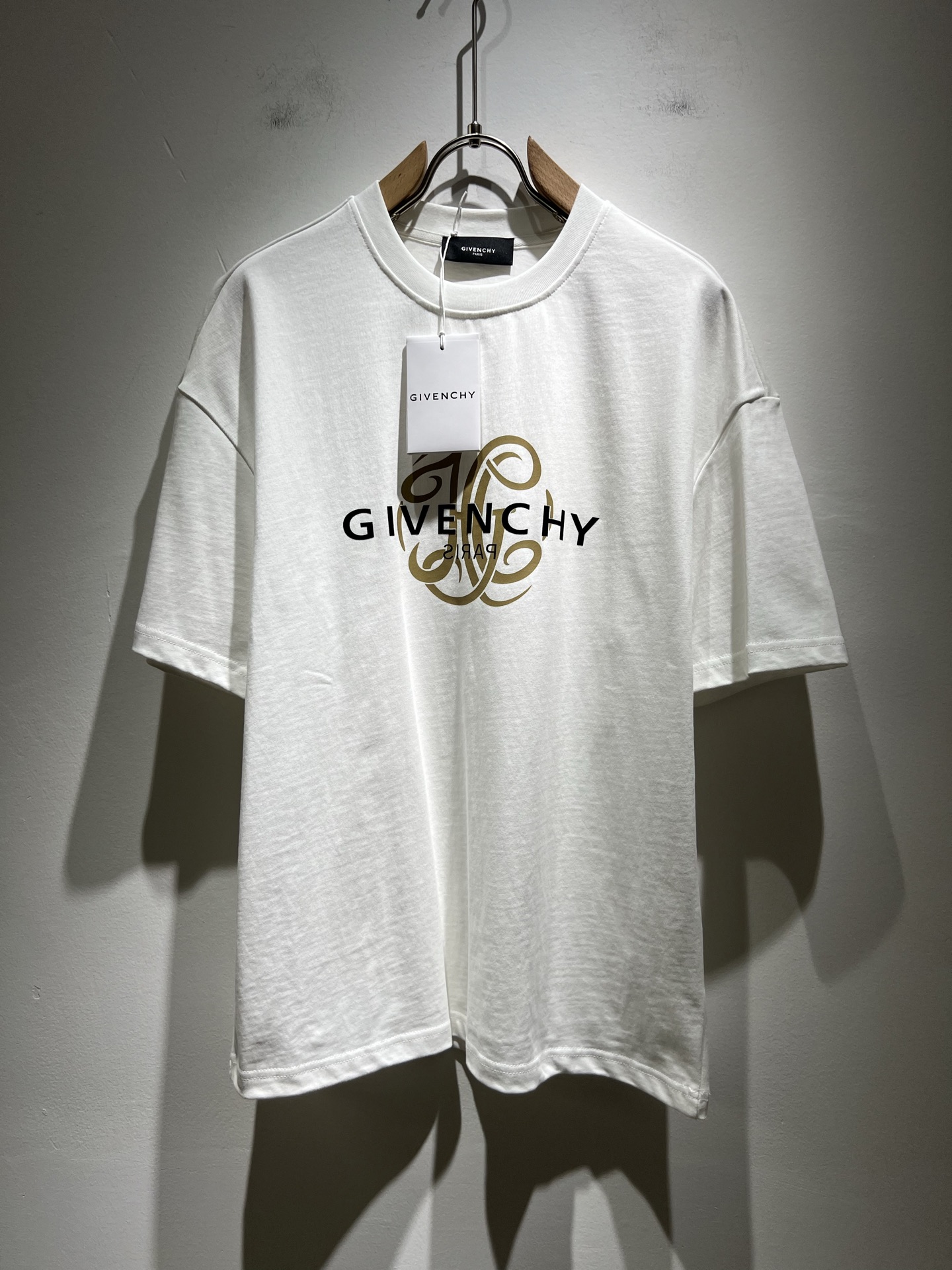 NO:155296,Giv*chy/Ji*xi Spring and Summer new short-sleeved T-shirt for men and women, the main creator has injected new fashion energy into fashion. By exploring various themes and sexy charm, it is highly recognizable and leads the new street fashion trend. This model is the exclusive outstanding design element of G family, with a logo pattern glue-pressing design!  Perfect fusion, clear and restored patterns, showing the elegant style of the brand. The original 260g pure cotton material is made of solid and high-end fabric, and the upper body can be easily controlled, showing the casual and fashionable charm. Size S-2XL, gucci, T-shirt, tees, t-shirt, alexander wang19860909Giv*chy/纪*希春夏新款男女同款短袖T恤,主创时尚注入了全新时尚能量.通过探索各种题材和性感魅力,极具辨识度,引领全新街头时尚潮流.该款是G家独家的出彩设计元素,设计标识logo图案压胶设计！完美融合,图案清晰还原度极高,彰显品牌优雅格调.选用原版260g纯棉材质,面料紧实高级,上身均可轻松驾驭,展现休闲自在时尚魅力.尺码S-2XL,,gucci,T-shirt,tees，t-shirt,alexander wang,Men's clothing