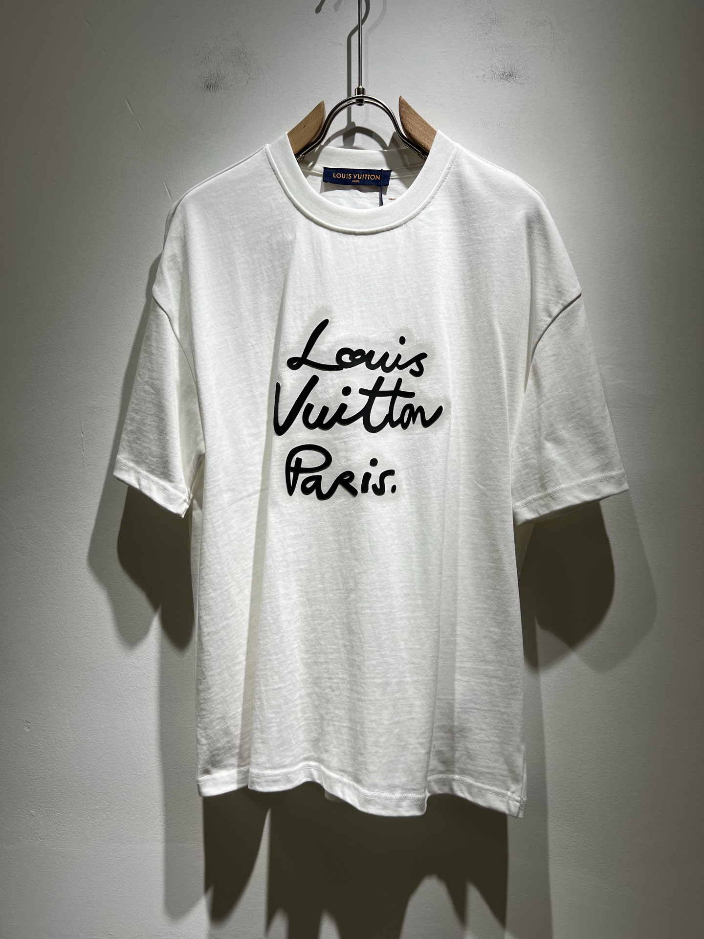 NO:155338,LouisVuitt*Louis*Deng The new spring and summer series of items are launched, a very fashionable and avant-garde short-sleeved T-shirt for men and women, with logo logo pattern glue-touching!  Different from the past, it declares the design concept that has been passed down for many years in the brand!  Its eye-catchingness is no less than any classic style, perfectly presenting the fashionable, high-end and luxurious feeling in front of the world!  Made of imported 280 grams of cotton, selected high-quality pure cotton fabrics, soft and soft to the touch, the real thing is definitely beyond your imagination, close to the body and breathable, even if you sweat profusely, you will not feel greasy or stuffy, and will bring sweating and moisture absorption to the extreme!  Size S-2XL, louis vuitton,louis vuitton,t-shirt,tees,t-shirt,alexander wang19860909LouisVuitt*路易*登 春夏全新系列单品上线,非常时髦前卫的一款男女同款短袖T恤,标识logo图案压胶修饰！区别于以往的不同,宣示品牌传承多年的设计理念！其吸睛度完全不亚于任何经典款式,将时髦高级感与奢华感完美呈现在世人眼前！客供进口280克全棉材质制成,精选优质纯棉面料,触感软糯亲肤细腻,实物到手绝对超乎你的想象,贴身无比舒适透气,即便是汗流浃背也不会有腻身及闷热感可言,将排汗吸湿性发挥到了极致！尺码S-2XL,,louis vuitton,louis vuitton,T-shirt,tees，t-shirt,alexander wang,Men's clothing