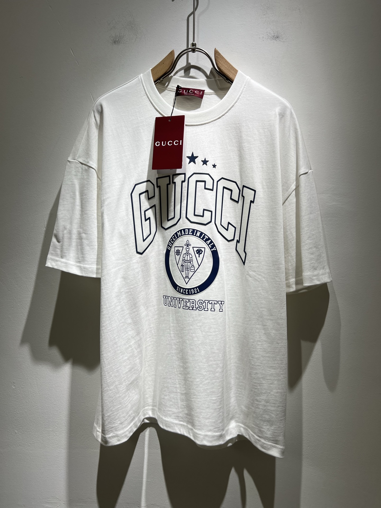 NO:152602,Gucc* Gujia 2025 spring and summer series basic round neck pullover short-sleeved T-shirt, men and women's couples casual loose cotton round neck short-sleeved T-shirt!  Trading companies have sparse channels and are released on the official website at the same time!  The latest series of spring and summer 2025, classic fashion design elements, injecting full vitality into the new series. This T-shirt is carefully selected for customers to use imported cotton fabrics. The fabric feels skin-friendly and soft and delicate, and the body logo is glued!  It has an extremely comfortable and breathable wearing experience. The whole item is very eye-catching and fashionable, and is deeply loved by young people today!  The loose round neck cut is a neutral style regardless of age and gender, suitable for matching all the styles and looks you need in your daily life!  It is recommended to wear couple outfits to go out on the street to make it more pleasing to the eye!  Size S-2XL, gucci, gucci, T-shirt, tees, t-shirt, alexander wang19860909Gucc*古家 2025春夏系列基础圆领套头短袖T恤,男女同情侣款休闲宽松棉质圆领短袖T恤衫！贸易公司渠道稀出,同步官网发售 ！ 2025春夏最新系列,经典时尚设计元素,为全新系列注入满满活力,这款T恤衫用心甄选客供进口棉面料制成,面料手感亲肤柔软细腻,衣身logo压胶设计！拥有着无比舒适透气性的穿着体验,整件单品极具吸睛度与时尚感,深受当下年轻人的喜爱！基础宽松的圆领版型裁剪,不分年龄与性别的中性款式,适合搭配你日常所需的所有风格与造型！建议搭配情侣装出街会更为养眼出色！尺码S-2XL,,gucci,gucci,T-shirt,tees，t-shirt,alexander wang,Men's clothing