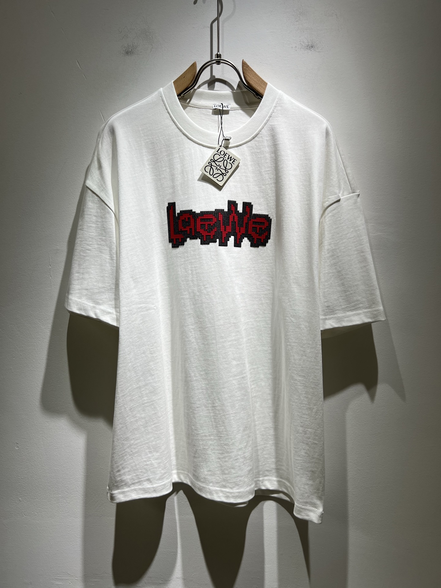 NO:152596,LOE*WE Luo*We 2025 spring and summer new short-sleeved T-shirt for men and women, original Italian order channel, very personalized and high-end style, logo pattern glue pressing technology design!  Couple pure cotton short-sleeved T-shirt!  !  The latest fashion trends and popular products are here, and it is another simple and high-end fashion item. It is a fashion product with very high-end outfit charm. It is a must-have item for fashion trends!  Original Italian manufacturer channels, special-level orders, and released at the same time as Hong Kong, Macao and Taiwan buyers. This model is also the latest popular product of Luo Yiweijia this year and the most classic product. Its specifications and grades are beyond doubt!  !  The choice is very diverse, and it can be said that this model naturally has a fresh and natural feeling, showing the brand charm and high-end feeling. The texture of this model is very good, and the heavy weight and brilliant skin-friendliness that can be seen with hands are even better, and it is a complete enjoyment of wearing!  !  Size: S-2XL, loewe,loewe,T-shirt,tees,t-shirt,alexander wang19860909LOE*WE罗*威 2025春夏新款男女同款短袖T恤,意大利原厂订单渠道,极具个性高级风,标志logo图案压胶工艺设计！情侣款纯棉短袖T恤！！最新时尚潮流人气产物驾到,又是一款简约高级的时尚单品,穿搭魅力十分高级不俗的时尚产物 ,时尚潮流必备单品！意大利原厂渠道,特供级别订单,同步港澳台买手店发布,此款也是罗意威家今年的最新人气产物,也是最经典的产物,其规格跟档次更是毋庸置疑！！ 选择极具多样化,言而喻此款自然具备那种清新自然的感觉,彰显品牌魅力与高级感,此款的质感十分的到位,用手可以感知的重磅跟出彩亲肤程度更是上佳,十足的穿着享受！！尺码: S -2XL,,loewe,loewe,T-shirt,tees，t-shirt,alexander wang,Men's clothing