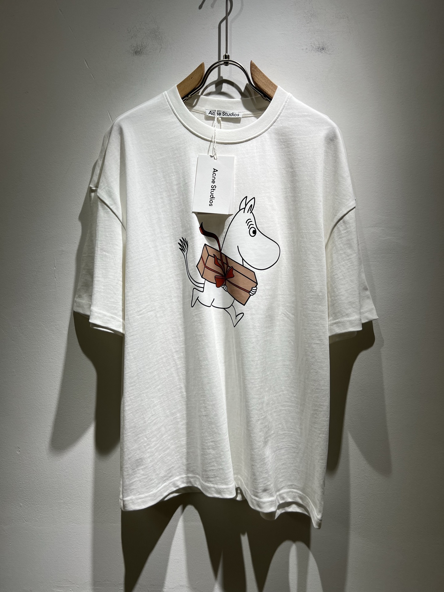 NO:152589,Acne Studio*os 2025 spring and summer new short-sleeved T-shirt for men and women, and the counter is available at the same time!  Customized exclusive wash water pure cotton fabric, customized original craft thread, and body design logo printing design!  Perfectly integrated with fashion and style, a top-notch fashionable style that perfectly suits the outside wear!  The overall feeling is natural!  The ultimate classic versatile short-sleeved T-shirt, the ultimate heavy industry and the ultimate perfection!  Fans who pursue high quality are please buy them by themselves, and all fans who know the goods are invited to appreciate this model together!  Size S-2XL, acne studios, T-shirt,tees, t-shirt,alexander wang19860909Acne Studi*os2025春夏新款男女同款短袖T恤,专柜同步发售！定制专属洗水纯棉面料,定制原版工艺螺纹,衣身设计标识logo印花设计！完美融入时尚还有风情感一款完美符合外穿的顶尖时髦气质款！整体给人浑然天成的感觉！极致经典的百搭型短袖T恤,极致的重工极致的完美！追求高品质的粉丝们请自行抢购,诚邀所有识货的粉丝一同鉴赏此款！尺码S-2XL,,acne studios,T-shirt,tees，t-shirt,alexander wang,Men's clothing