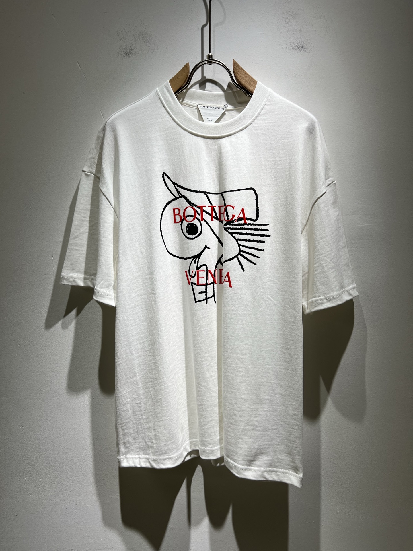 NO:152580,BottegaVene*a Bao*jia 2025 spring and summer new men's short-sleeved T-shirt, this is the most awesome solid color high-quality fabric so far this year!  !  !  Glue-pressing design for body logo pattern!  These alone are enough to beat the ordinary styles on the market. BV is really going to be fully powered this year!  Botte**Veneta 2025 Spring and Summer Series, orders from Taiwan trading companies, and available in Hong Kong Lane Crawford. The unique design style is simple and elegant. Nowadays, only the original single trading company dares to make many colors that match the counter to meet all the matching needs of men!  !  The details are in place and are reflected in the natural light. You can see this at a glance and instantly improve the texture of the clothes. And the fabric of this clothes took 6 months!  !  !  Size S-2XL, bottega veneta, bottega veneta, T-shirt,tees, t-shirt,alexander wang19860909BottegaVene*a宝*嘉 2025春夏新款男士短袖T恤,这是今年目前为止最牛批的一款纯色高品质面料！！！衣身logo图案压胶设计！光是这些就足够吊打市面上那些一般的款式了,BV今年是真的要火力全开了！Botte**Veneta 2025春夏系列,来自台湾贸易公司的订单,香港连卡佛也有售.独特的设计风格简约大气,这年头也只有原单贸易公司才敢做出足以匹敌专柜的诸多颜色来,满足一切男士的搭配需求！！细节到位自然光下体现的淋漓尽致.这个您入手一目了然,瞬间提升了衣服的质感.并且此款衣服面料,耗时6个月！！！尺码 S-2XL,,bottega veneta,bottega veneta,T-shirt,tees，t-shirt,alexander wang,Men's clothing