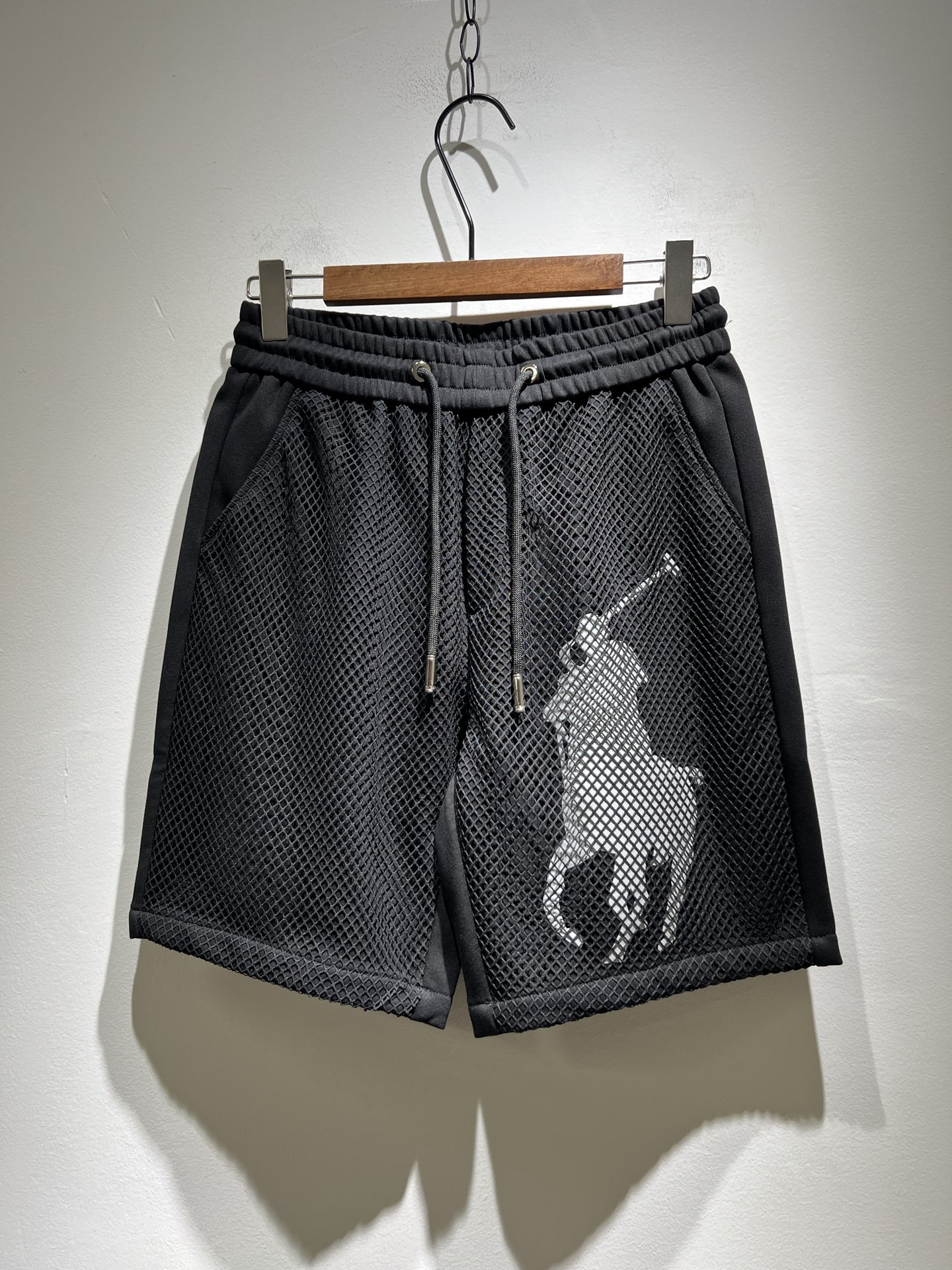 NO:155332,Paul POLOSPORT Spring and Summer New Men's and Women's Shorts, available at the same time in the counter!  Customized exclusive pure cotton fabric, customized original craft thread, design logo embossing design!  Perfectly integrated with fashion and style, a top-notch fashionable style that perfectly suits the outside wear!  The overall feeling is natural!  The ultimate classic versatile short-sleeved T-shirt, the ultimate heavy industry and the ultimate perfection!  Fans who pursue high quality are please buy them by themselves, and all fans who know the goods are invited to appreciate this model together!  Size M-3XL, shorts, T-shirt,tees, t-shirt,alexander wang19860909保罗POLOSPORT 春夏新款男女同款短裤,专柜同步发售！定制专属纯棉面料,定制原版工艺螺纹,设计标识logo压胶设计！完美融入时尚还有风情感一款完美符合外穿的顶尖时髦气质款！整体给人浑然天成的感觉！极致经典的百搭型短袖T恤,极致的重工极致的完美！追求高品质的粉丝们请自行抢购,诚邀所有识货的粉丝一同鉴赏此款！尺码M-3XL,,shorts,T-shirt,tees，t-shirt,alexander wang,Men's clothing