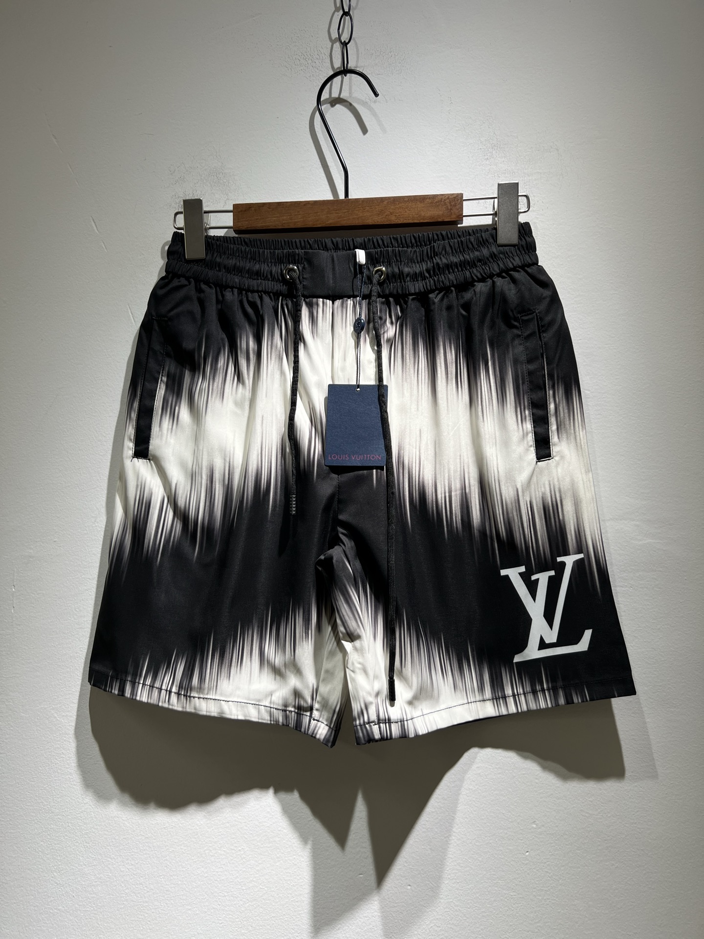 NO:152560,Louis Vuit*on Louis*den 2025 Spring and Summer Men and Women's Logo Casual Shorts, 2025 New Men and Women's Casual Shorts are launched, and it is another masterpiece that makes people shine!  Theme concept of the road * Vuitton, panoramic logo pattern printing decoration!  You can immediately feel its uniqueness when worn on the body, with a strong brand style and a relaxed look that will make you the highlight of the public!  Just because I was planted at a glance, I had to use materials, handicrafts, design and other production processes to the extreme, and imported polyester fiber fabrics!  The texture of this model is quite touching, the specifications and grades are known at the tentacles. The delicateness and breathability are top-notch. It instantly kills all versions in the industry. The versatile and elegant style is popular all over the world as soon as it was released. Hollywood big names and celebrities and internet celebrities are all taking the lead in buying it. I recommend it by myself. I must buy a shorts for men and women this summer!  Size M-4XL, louis vuitton,louis vuitton,shorts,alexander wang19860909Louis Vuit*on路易*登 2025春夏男女同款logo休闲短裤,2025新款男女同款休闲短裤上线了,又是一件让人眼前一亮的佳作！主题概念的路*威登,全景logo图案印花修饰！穿上身马上就能感受到它的与众不同,品牌风格浓烈,轻松的能让你变成大众亮点！只因为一眼就被种草,喜欢就要任性用料、手工、 设计等各方面的制作工序都是做到了极致,百分百进口聚酯纤维的面料！此款的质感相当感人 触手便知规格档次 细腻程度与透气效果堪称顶级 秒杀业内一切版本的存在.百搭的气质款,一发布就火爆全球,好莱坞大咖 明星大V网红都纷纷抢先入手,自留墙裂推荐,今年夏天必入的一款短裤男女同款！ 尺码M-4XL,,louis vuitton,louis vuitton,shorts,alexander wang,Men's clothing