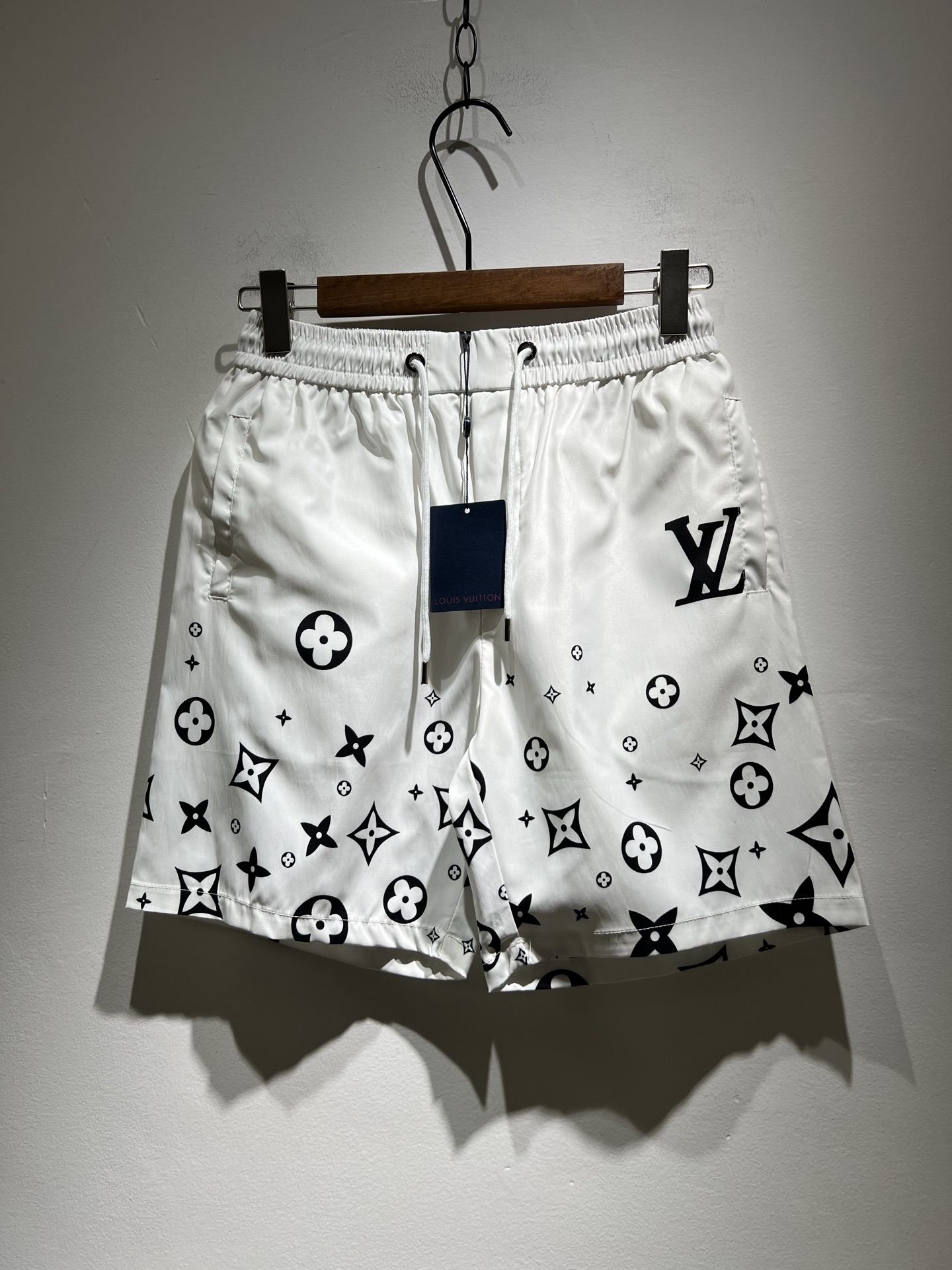 NO:152587,Louis Vuit*on Louis*den 2025 Spring and Summer Men and Women's Logo Casual Shorts, 2025 New Men and Women's Casual Shorts are launched, and it is another masterpiece that makes people shine!  Theme concept of the road * Vuitton, panoramic logo pattern printing decoration!  You can immediately feel its uniqueness when worn on the body, with a strong brand style and a relaxed look that will make you the highlight of the public!  Just because I was planted at a glance, I had to use materials, handicrafts, design and other production processes to the extreme, and imported polyester fiber fabrics!  The texture of this model is quite touching, the specifications and grades are known at the tentacles. The delicateness and breathability are top-notch. It instantly kills all versions in the industry. The versatile and elegant style is popular all over the world as soon as it was released. Hollywood big names and celebrities and internet celebrities are all taking the lead in buying it. I recommend it by myself. I must buy a shorts for men and women this summer!  Size M-4XL, louis vuitton,louis vuitton,shorts,alexander wang19860909Louis Vuit*on路易*登 2025春夏男女同款logo休闲短裤,2025新款男女同款休闲短裤上线了,又是一件让人眼前一亮的佳作！主题概念的路*威登,全景logo图案印花修饰！穿上身马上就能感受到它的与众不同,品牌风格浓烈,轻松的能让你变成大众亮点！只因为一眼就被种草,喜欢就要任性用料、手工、 设计等各方面的制作工序都是做到了极致,百分百进口聚酯纤维的面料！此款的质感相当感人 触手便知规格档次 细腻程度与透气效果堪称顶级 秒杀业内一切版本的存在.百搭的气质款,一发布就火爆全球,好莱坞大咖 明星大V网红都纷纷抢先入手,自留墙裂推荐,今年夏天必入的一款短裤男女同款！ 尺码M-4XL,,louis vuitton,louis vuitton,shorts,alexander wang,Men's clothing