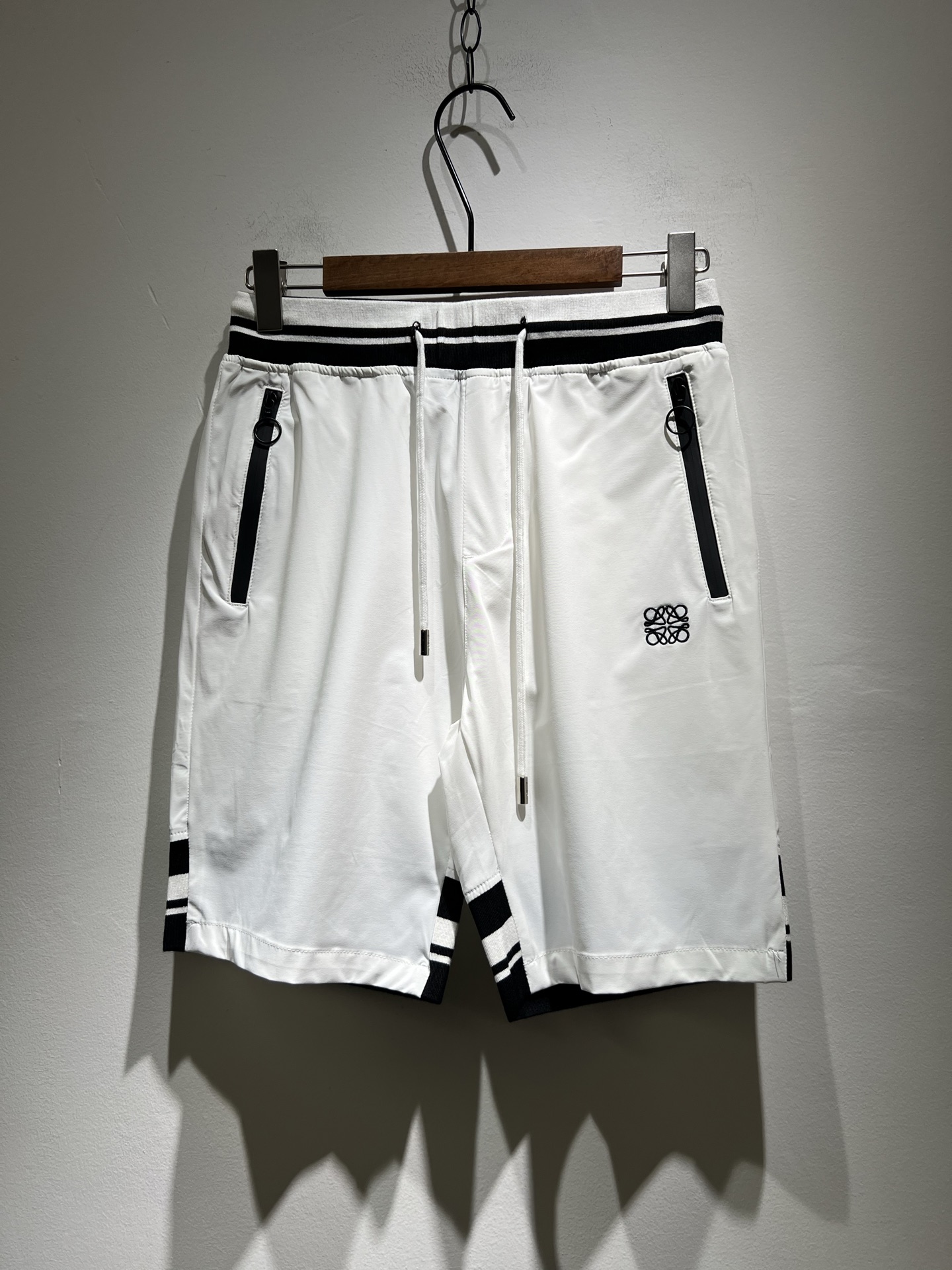 NO:152575,LOE*WE Luo*We 2025 spring and summer new style of men and women's same casual shorts, original Italian order channel, very personalized and high-end style, logo embroidery craft design!  Created with loose and wide style, couples' pure cotton casual shorts!  !  Customized original gram cotton fabric!  The latest fashion trends and popular products are here, and it is another simple and high-end fashion item. It is a fashion product with very high-end outfit charm. It is a must-have item for fashion trends!  Original Italian manufacturer channels, special-level orders, and released at the same time as Hong Kong, Macao and Taiwan buyers. This model is also the latest popular product of Luo Yiweijia this year and the most classic product. Its specifications and grades are beyond doubt!  !  Simple and high-end style items, it goes without saying that this style naturally has a fresh and natural feeling, demonstrating the charm and high-end feeling of the brand. The texture of this style is very in place, and the heavy and brilliant skin-friendly level that can be seen with your hands is even better, and it is a complete enjoyment of wearing!  !  Size: M-3XL, loewe, loewe, shorts, alexander wang19860909LOE*WE罗*威 2025春夏新款男女同款休闲短裤,意大利原厂订单渠道,极具个性高级风,标志logo刺绣工艺设计！宽松阔版型打造,情侣款纯棉休闲短裤！！定制原版克纯棉面料！最新时尚潮流人气产物驾到,又是一款简约高级的时尚单品,穿搭魅力十分高级不俗的时尚产物 ,时尚潮流必备单品！意大利原厂渠道,特供级别订单,同步港澳台买手店发布,此款也是罗意威家今年的最新人气产物,也是最经典的产物,其规格跟档次更是毋庸置疑！！ 简约高级的款式单品,言而喻此款自然具备那种清新自然的感觉,彰显品牌魅力与高级感,此款的质感十分的到位,用手可以感知的重磅跟出彩亲肤程度更是上佳,十足的穿着享受！！尺码:M-3XL,,loewe,loewe,shorts,alexander wang,Men's clothing