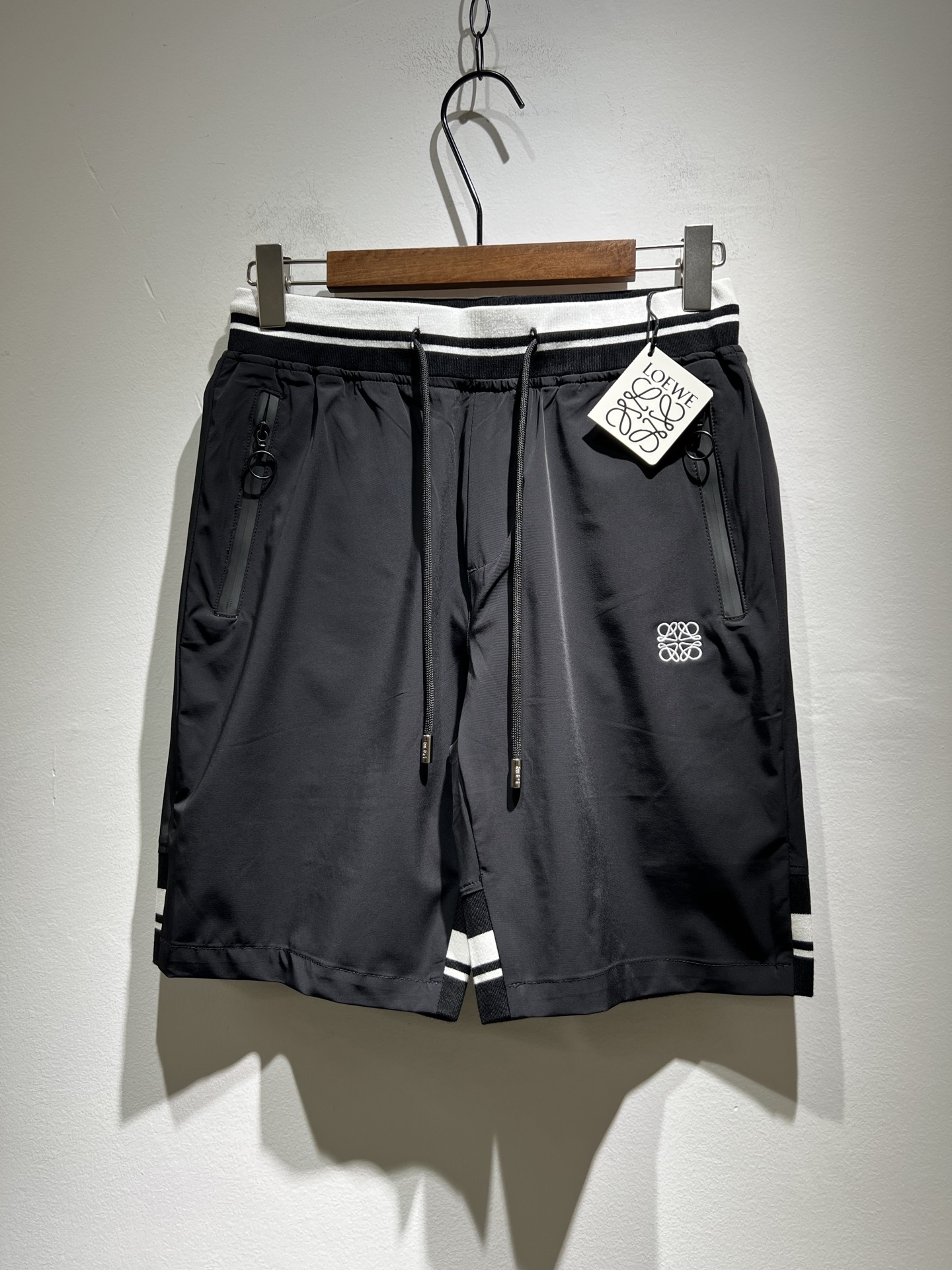 NO:152570,LOE*WE Luo*We Spring and summer new casual shorts for men and women, original Italian order channel, very personalized and high-end style, logo embroidery craft design!  Created with loose and wide style, couples' pure cotton casual shorts!  !  Customized original gram cotton fabric!  The latest fashion trends and popular products are here, and it is another simple and high-end fashion item. It is a fashion product with very high-end outfit charm. It is a must-have item for fashion trends!  Original Italian manufacturer channels, special-level orders, and released at the same time as Hong Kong, Macao and Taiwan buyers. This model is also the latest popular product of Luo Yiweijia this year and the most classic product. Its specifications and grades are beyond doubt!  !  Simple and high-end style items, it goes without saying that this style naturally has a fresh and natural feeling, demonstrating the charm and high-end feeling of the brand. The texture of this style is very in place, and the heavy and brilliant skin-friendly level that can be seen with your hands is even better, and it is a complete enjoyment of wearing!  !  Size: M-3XL, loewe, loewe, shorts, alexander wang19860909LOE*WE罗*威 春夏新款男女同款休闲短裤,意大利原厂订单渠道,极具个性高级风,标志logo刺绣工艺设计！宽松阔版型打造,情侣款纯棉休闲短裤！！定制原版克纯棉面料！最新时尚潮流人气产物驾到,又是一款简约高级的时尚单品,穿搭魅力十分高级不俗的时尚产物 ,时尚潮流必备单品！意大利原厂渠道,特供级别订单,同步港澳台买手店发布,此款也是罗意威家今年的最新人气产物,也是最经典的产物,其规格跟档次更是毋庸置疑！！ 简约高级的款式单品,言而喻此款自然具备那种清新自然的感觉,彰显品牌魅力与高级感,此款的质感十分的到位,用手可以感知的重磅跟出彩亲肤程度更是上佳,十足的穿着享受！！尺码:M-3XL,,loewe,loewe,shorts,alexander wang,Men's clothing