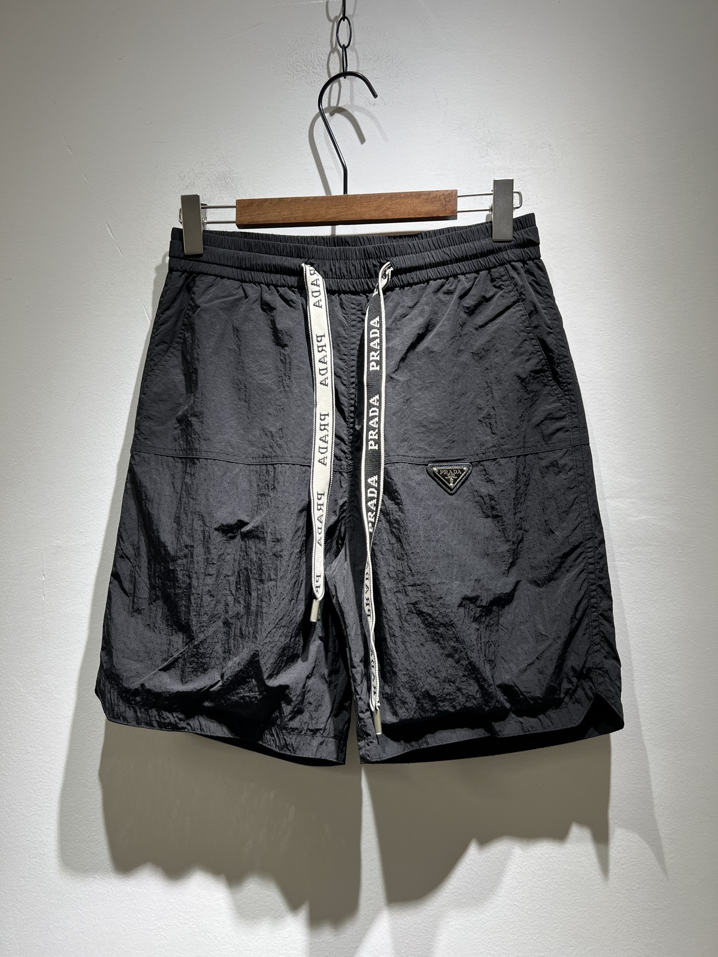 NO:152593,PRA*DA Pu*da 2025 spring and summer new men's casual shorts, a high-end quality choice... A versatile trousers that combine casual pants is also an indispensable matching tool in men's wardrobe. It is a classic style with practical wear!  The design style of the whole casual pants is simple and fashionable, which is very consistent with the low-luxury style setting, has excellent skin-friendly value, is easy to wear, and is full of detail!  Classic logo triangle logo hardware pattern design!  This trousers are made of high-quality polyester fiber fabric. The fabric is comfortable, soft and delicate, and has a good vertical feeling. It looks very textured and has a high-end charm. The first-class and exquisite style cutting, the line is delicate, smooth and neat, and the casual and casual pants look good no matter how you match it. If you like it, buy it now. Good products are not waiting for anyone!  Size M-3XL, prada, shorts, alexander wang19860909PRA*DA普*达 2025春夏新款男士休闲短裤,高端品质之选……一款休闲裤兼备的百搭裤装,也是男士衣橱里不可缺少的搭配神器,属于实穿型的经典款式！整条休闲裤的设计风格简洁时尚,非常符合低奢的风格设定,亲肤值优越,穿着方便,细节感十足！经典标识三角logo五金图案设计！此款裤装采用优质聚酯纤维面料打造而成,面料舒服,手感柔软细腻,有着很好的垂直感,看上去非常有质感,细品高级韵味十足.一流精湛的版型裁剪,走线细致平顺工整,休闲随意怎么搭配都好看的裤装,喜欢的赶紧入手吧,好货可不等人！尺码M-3XL,,prada,shorts,alexander wang,Men's clothing
