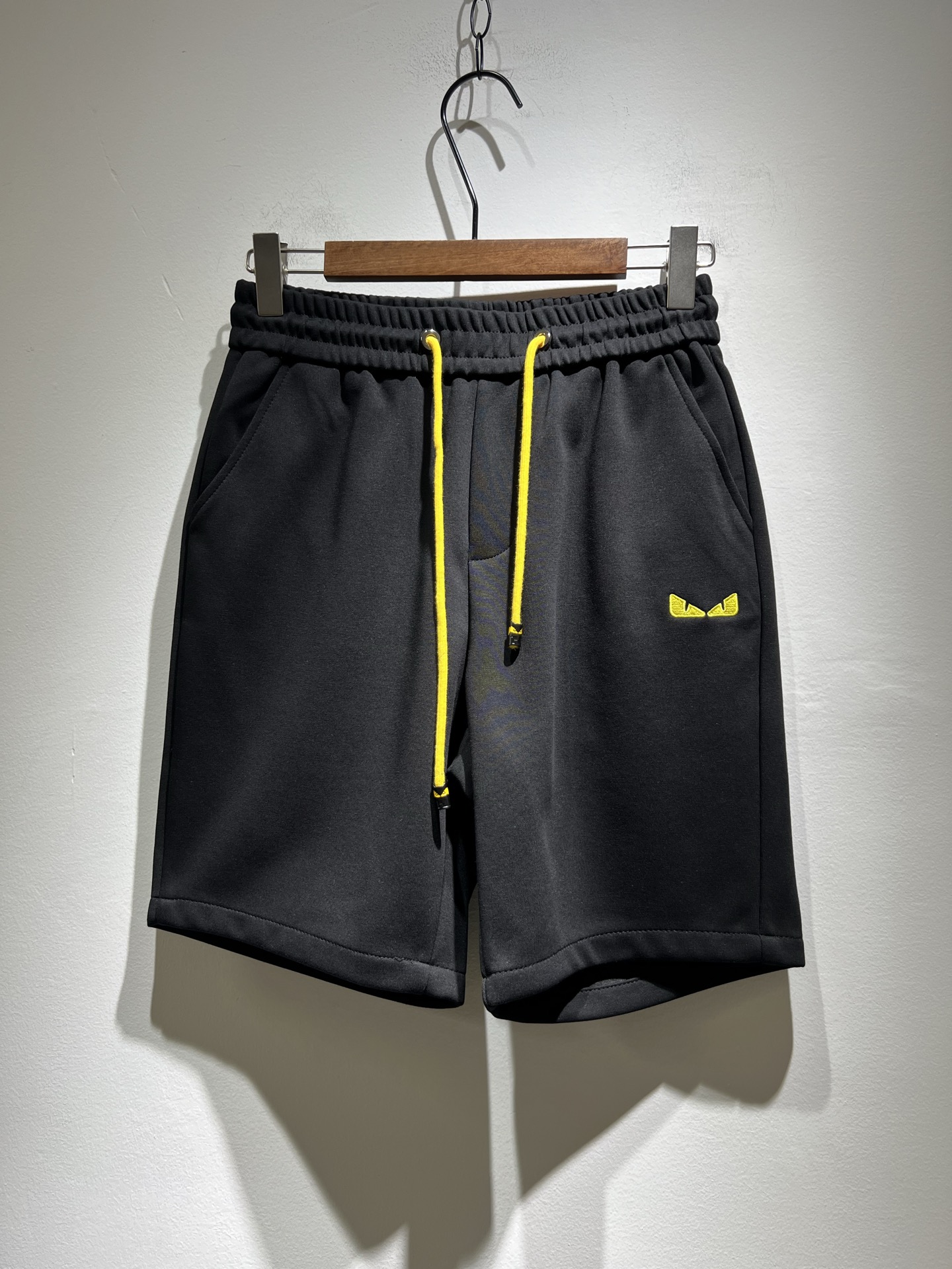 NO:152590,FEN*DI 2025 spring and summer new classic casual versatile drawstring casual shorts, trading company channel orders, FD versatile casual pants, trendy design among big brands, original exclusive pure cotton material for customer supply!  It has a wide feeling and will not soften and have a texture!  The wiring is neat and delicate, custom drawstrings at the waist, and trouser legs logo embroidery design!  It is the most fashionable to wear any top, the first choice for autumn and winter wardrobe, and one of the must-have brands in fashion trendsetter wardrobe!  Very brand recognition!  And the creation of bright devil eyes is very eye-catching!  The drawstring design is very user-friendly, and the overall versatile and beautiful!  Size M-3XL, fendi, shorts, alexander wang19860909FEN*DI芬*迪 2025春夏新款经典休闲百搭抽绳休闲短裤,贸易公司渠道订单,FD百搭休闲裤,大牌中的潮流设计,客供原版专属纯棉材质！自带挺阔感不会软塌有质感！走线工整细腻,腰部定制抽绳,裤腿logo刺绣设计！随意搭任何上衣都是最时尚的存在,秋冬衣橱首选单品,时尚弄潮儿衣柜中必备品牌之一！非常具有品牌辨识度！且亮色恶魔眼的打造,十足吸睛！抽绳的设计非常人性化,整体百搭又好看！尺码M-3XL,,fendi,shorts,alexander wang,Men's clothing