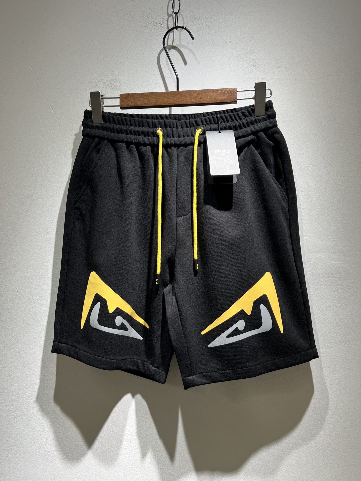 NO:152565,FEN*DI 2025 spring and summer new classic casual versatile drawstring casual shorts, trading company channel orders, FD versatile casual pants, trendy design among big brands, original exclusive pure cotton material for customer supply!  It has a wide feeling and will not soften and have a texture!  The wiring is neat and delicate, custom drawstrings at the waist, and trouser legs logo printing design!  It is the most fashionable to wear any top, the first choice for autumn and winter wardrobe, and one of the must-have brands in fashion trendsetter wardrobe!  Very brand recognition!  And the creation of bright devil eyes is very eye-catching!  The drawstring design is very user-friendly, and the overall versatile and beautiful!  Size M-3XL, fendi, shorts, alexander wang19860909FEN*DI芬*迪 2025春夏新款经典休闲百搭抽绳休闲短裤,贸易公司渠道订单,FD百搭休闲裤,大牌中的潮流设计,客供原版专属纯棉材质！自带挺阔感不会软塌有质感！走线工整细腻,腰部定制抽绳,裤腿logo印花设计！随意搭任何上衣都是最时尚的存在,秋冬衣橱首选单品,时尚弄潮儿衣柜中必备品牌之一！非常具有品牌辨识度！且亮色恶魔眼的打造,十足吸睛！抽绳的设计非常人性化,整体百搭又好看！尺码M-3XL,,fendi,shorts,alexander wang,Men's clothing