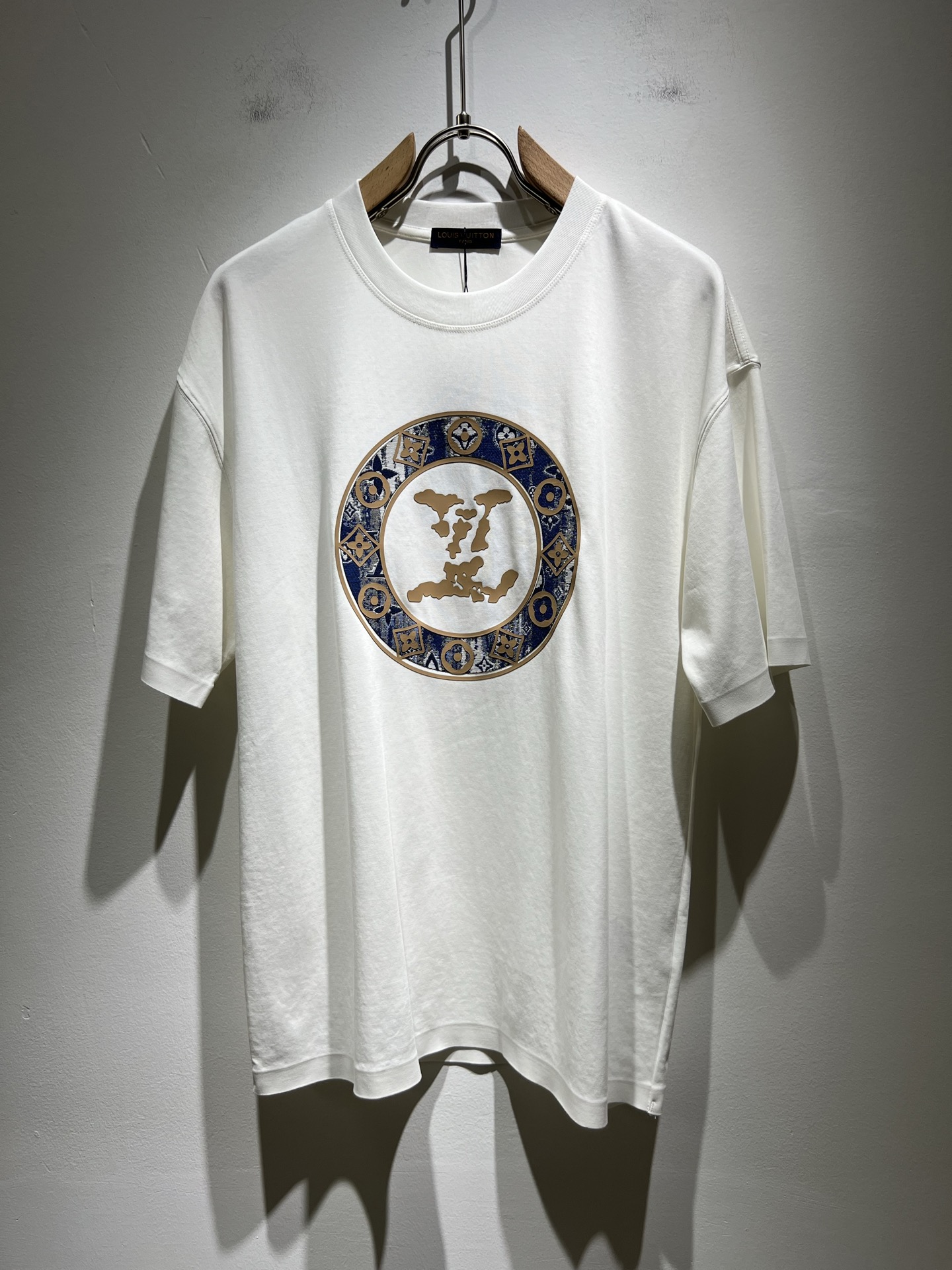 NO:152585,LouisVuitt*Louis*Deng The new series of products in 2025 spring and summer are launched, a very fashionable and avant-garde short-sleeved T-shirt for men and women, with logo pattern glue-touching!  Different from the past, it declares the design concept that has been passed down for many years in the brand!  Its eye-catchingness is no less than any classic style, perfectly presenting the fashionable, high-end and luxurious feeling in front of the world!  Made of imported cotton materials, selected high-quality pure cotton fabrics, soft and soft to the touch, the real thing is definitely beyond your imagination, close to the body and breathable, even if you sweat profusely, you will not feel greasy or stuffy, and will bring sweating and moisture absorption to the extreme!  Size S-2XL, louis vuitton,louis vuitton,t-shirt,tees,t-shirt,alexander wang19860909LouisVuitt*路易*登 2025春夏全新系列单品上线,非常时髦前卫的一款男女同款短袖T恤,标识logo图案压胶修饰！区别于以往的不同,宣示品牌传承多年的设计理念！其吸睛度完全不亚于任何经典款式,将时髦高级感与奢华感完美呈现在世人眼前！客供进口全棉材质制成,精选优质纯棉面料,触感软糯亲肤细腻,实物到手绝对超乎你的想象,贴身无比舒适透气,即便是汗流浃背也不会有腻身及闷热感可言,将排汗吸湿性发挥到了极致！尺码S-2XL,,louis vuitton,louis vuitton,T-shirt,tees，t-shirt,alexander wang,Men's clothing