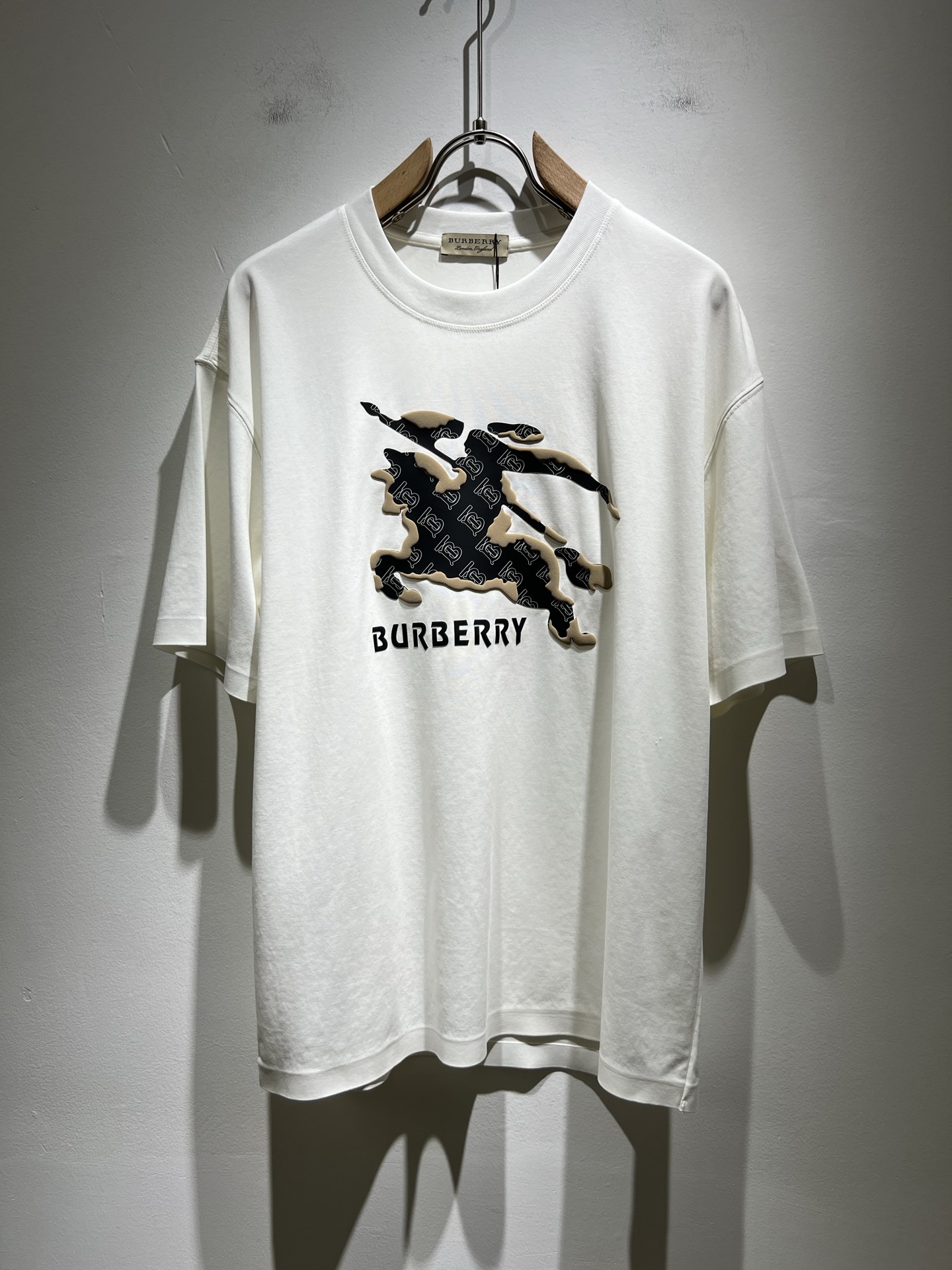 NO:152607,BURBER*Y Ba*li's new spring and summer 2025 short-sleeved T-shirt for men and women, is coming, and is made of a popular environmentally friendly pure cotton fabric recently. It is a high-end outdoor sports and leisure series, which is very popular in sports!  BUR's latest special material, logo pattern glue pressing design!  Fabric is also called memory cloth, which refers to fabrics with morphological memory functions. It instantly kills all versions on the market. It can only be said that it is not a level at all. Whether it is material, detail restoration and craftsmanship, you are not afraid of any challenges. Just to contribute wonderful products to everyone. As always, it is consistent. A style that implements the core concept of BUR will be closely tied to fashion, always maintaining perfection, a simple but not simple design style perfectly meets the outfit you need in daily life. Size: S-2XL, burberry, T-shirt, tees, t-shirt, alexander wang19860909BURBER*Y巴*莉2025春夏新品男女同款短袖T恤,重磅来袭,最近比较火热的环保纯棉面料制作而成,高端户外运动休闲系列,非常火热运动风潮！BUR最新研发的特殊材质,标志logo图案压胶设计！面料也叫记忆布,是指具有形态记忆功能的面料,秒杀市面上一切版本,只能说根本就不是一个级别的存在,不管是材质还是细节还原度以及工艺制作方面,不惧任何挑战,只为给大家奉献绝妙产物一如既往,始终如一,贯彻了BUR核心理念的一个款式将与时尚紧紧的捆绑在一起,时刻保持完美,简约而不简单的的设计风格,完美的满足了你日常所需要的穿搭.尺码:S-2XL,,burberry,T-shirt,tees，t-shirt,alexander wang,Men's clothing