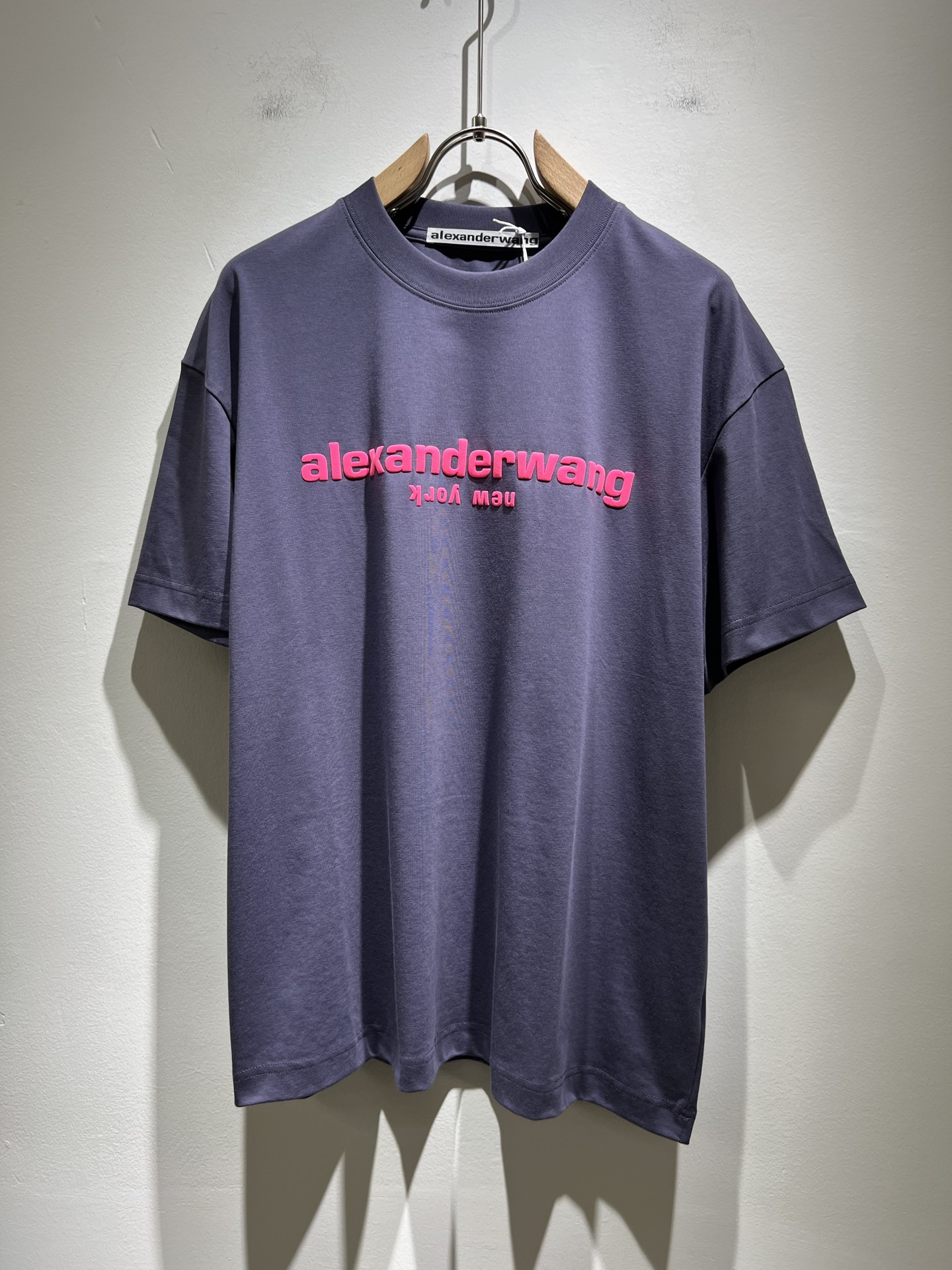 NO:152592,Alexander McQue*n 2025 spring and summer models for men and women, short-sleeved T-shirts for men and women. Limited-time European regions, heavyweight stunning items, official website for sale. A luxury first-tier brand royal fabric factory woven, original customized 260G pure cotton fabric!  The latest printed letter logo pattern design for chest this quarter!  Continue the charm of classic design style!  It feels soft and comfortable, with no burden on your clothes, moisture absorption and breathability, full of quality, and is extremely versatile, both inside and outside, and is very outstanding!  Size S- XL, alexander mcqueen,T-shirt,tees,t-shirt,alexander wang19860909Alexander McQue*n亚历*大·麦昆2025春夏款男女同款短袖T恤.欧洲区域限定发售,重磅级尤物单品,官网在售系列.奢侈一线大牌的御用面料厂织造,原版定制260G纯棉面料！胸口这一季度最新印花字母logo图案设计！延续经典设计风格魅力！手感柔软 舒适,穿着无累赘感,吸湿透气,品质感十足,极为百搭系无论内搭还是外穿都非常出彩！尺码S- XL,,alexander mcqueen,T-shirt,tees，t-shirt,alexander wang,Men's clothing