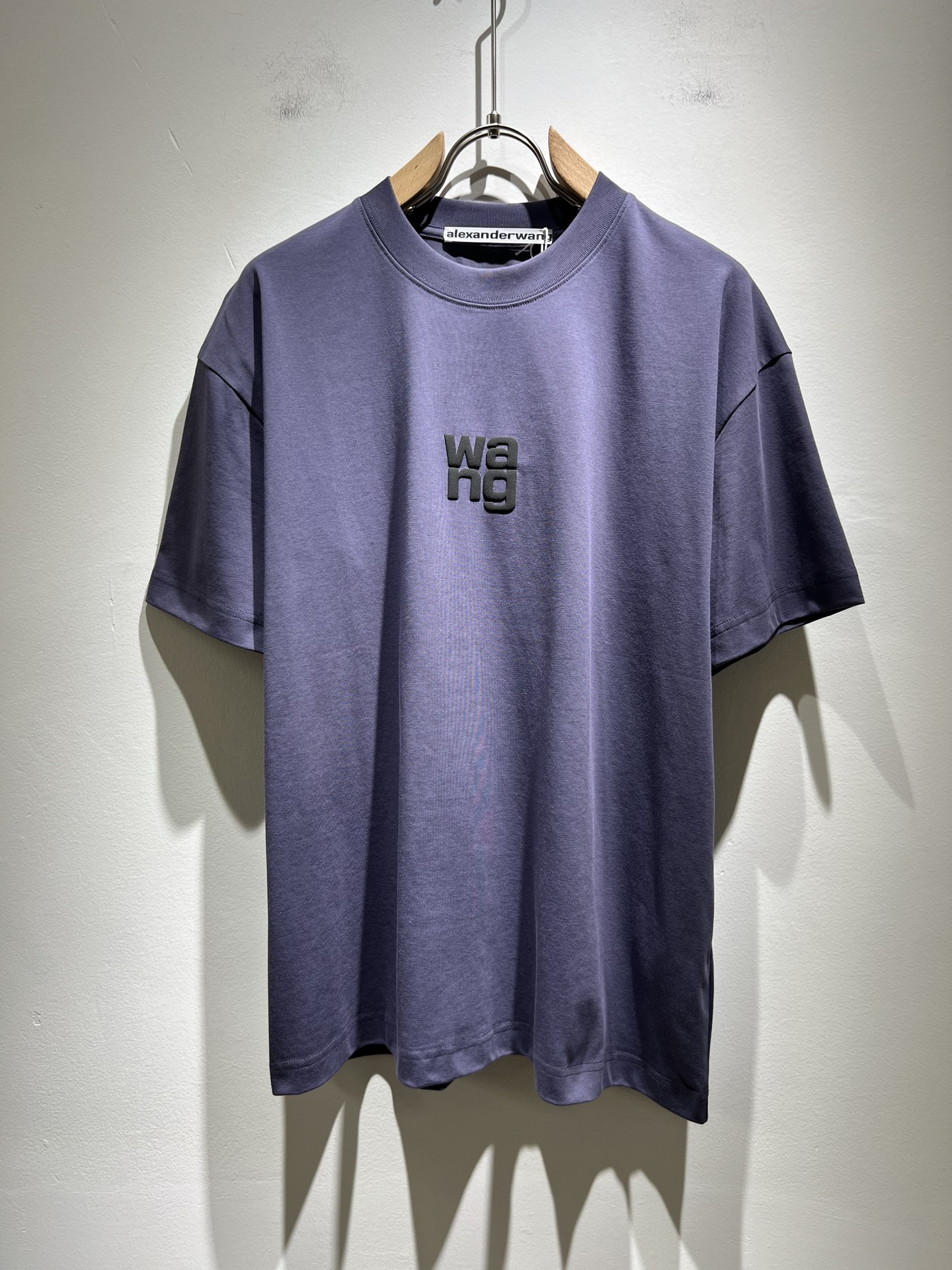 NO:152600,Alexander McQue*n 2025 spring and summer models for men and women, short-sleeved T-shirts for men and women. Limited-time European regions, heavyweight stunning items, official website for sale. A luxury first-tier brand royal fabric factory woven, original customized 260G pure cotton fabric!  The latest printed letter logo pattern design for chest this quarter!  Continue the charm of classic design style!  It feels soft and comfortable, with no burden on your clothes, moisture absorption and breathability, full of quality, and is extremely versatile, both inside and outside, and is very outstanding!  Size S- XL, alexander mcqueen,T-shirt,tees,t-shirt,alexander wang19860909Alexander McQue*n亚历*大·麦昆2025春夏款男女同款短袖T恤.欧洲区域限定发售,重磅级尤物单品,官网在售系列.奢侈一线大牌的御用面料厂织造,原版定制260G纯棉面料！胸口这一季度最新印花字母logo图案设计！延续经典设计风格魅力！手感柔软 舒适,穿着无累赘感,吸湿透气,品质感十足,极为百搭系无论内搭还是外穿都非常出彩！尺码S- XL,,alexander mcqueen,T-shirt,tees，t-shirt,alexander wang,Men's clothing