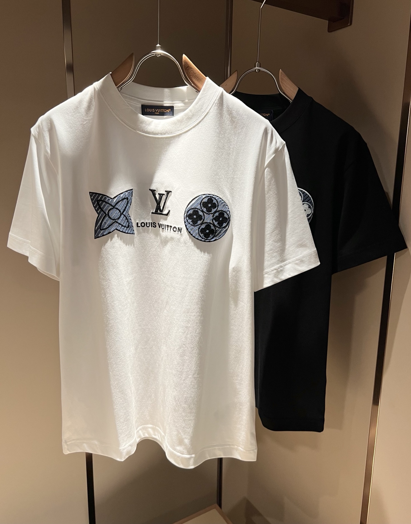 NO:152559,LouisVuitt*Louis*Deng The new series of spring and summer 2025 products are launched, a very fashionable and avant-garde short-sleeved T-shirt for men and women, with logo pattern flocking decoration!  Different from the past, it declares the design concept that has been passed down for many years in the brand!  Its eye-catchingness is no less than any classic style, perfectly presenting the fashionable, high-end and luxurious feeling in front of the world!  Made of imported cotton materials, selected high-quality pure cotton fabrics, soft and soft to the touch, the real thing is definitely beyond your imagination, close to the body and breathable, even if you sweat profusely, you will not feel greasy or stuffy, and will bring sweating and moisture absorption to the extreme!  Size S-2XL, louis vuitton,louis vuitton,t-shirt,tees,t-shirt,alexander wang19860909LouisVuitt*路易*登 2025春夏全新系列单品上线,非常时髦前卫的一款男女同款短袖T恤,标识logo图案植绒修饰！区别于以往的不同,宣示品牌传承多年的设计理念！其吸睛度完全不亚于任何经典款式,将时髦高级感与奢华感完美呈现在世人眼前！客供进口全棉材质制成,精选优质纯棉面料,触感软糯亲肤细腻,实物到手绝对超乎你的想象,贴身无比舒适透气,即便是汗流浃背也不会有腻身及闷热感可言,将排汗吸湿性发挥到了极致！尺码S-2XL,,louis vuitton,louis vuitton,T-shirt,tees，t-shirt,alexander wang,Men's clothing