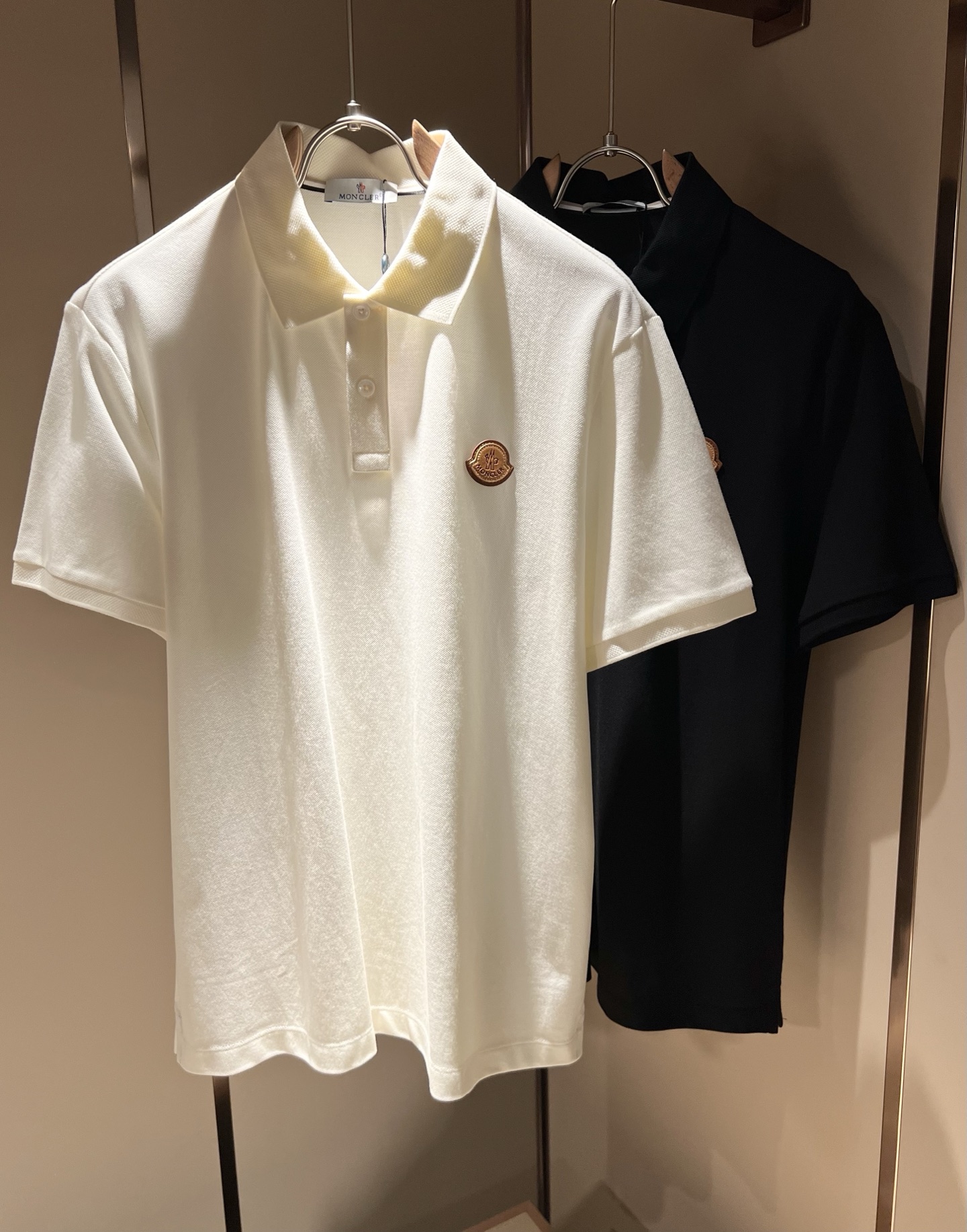 NO:152563,MON Meng**kou 2025 spring and summer new men's original single men's short-sleeved POLO shirt, trading company goods, and the official website is available at the same time!  This type of basic items is a must-see every season. It is equipped with imported pearl mesh cotton, which has both comfort and breathability, and the overall visual value is full, and the chest logo logo badge is decorated!  A single item with extremely high dressing rate!  Standard style and tailoring, comfortable stretching, and unrestrained exercise!  The lapel design meets the needs of simple styles, while having strong practical wearability, high-end, atmospheric and high-end!  Universal and versatile model. Size M-3XL, T-shirt, alexander wang19860909MON蒙**口2025春夏新款男士原单男士短袖POLO衫,贸易公司货,官网同步发售！此类型的基础单品是每季必出现的,客供进口珠地网眼棉,舒适性与透气性兼备,整体视觉值满分,胸前标志logo徽章修饰！穿搭率极高的单品！版型剪裁标准,伸展舒适,运动无拘束！翻领的设计在满足简约的风格上的需求同时,实穿性强,高端大气上档次！ 万能百搭款.尺码M-3XL,,T-shirt,alexander wang,Men's clothing