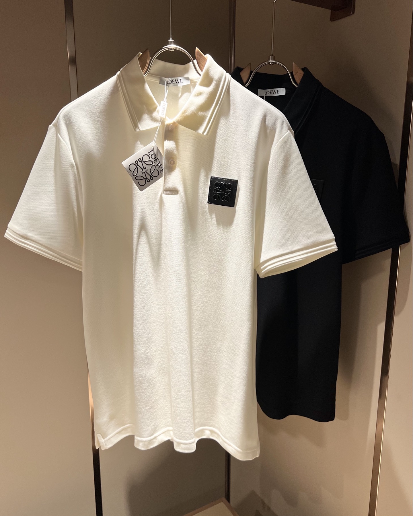 NO:152573,LO*WE/Luo*wei 2025 Spring and Summer Men's Lapel Short-Sleeve POLO Shirt, Trading Company Channel Product, the latest products in 2025 Spring and Summer, official cabinets sold simultaneously, classic star-grade products!  LO*WE's leather goods have the highest voice in the entire fashion circle, with a high brand value and influence, and a century-old historical and cultural heritage. The royal noble brand has its exquisite handicrafts and design sense subverts modern aesthetics!  The overall design conforms to the aesthetic design of LOE home, uses classic brand elements, perfectly follows the essence and genes of LOE home, and injects the brand logo logo design!  The visual is quite exquisite and beautiful, showing the brand's characteristics, with a high recognition and a very fashionable feel. The overall design explains minimalism to the extreme, simple and generous!  Customers supply high-end and high-quality cotton imported from Egypt, selected high-end and high-quality cotton and made by Italian century-old workshops. It is extremely luxurious and special material, with excellent fabric attributes, delicate and natural mesh structure, perfect comfort and breathability, and the touch experience is self-evident, luxurious and ultimate enjoyment!  The quality is perfect, the details are exquisite and exquisite. The fashionable zipper opening and closing placket is matched with a small lapel design, which reduces age and highlights the fashionable temperament. The upper body is full of temperament. The color matching is quite in line with the needs of the matching season. It has a very high degree of mixing and matching. It has no need to define age and has an excellent styling feel!  Size M-3XL, loewe, T-shirt, alexander wang19860909LO*WE/罗*威2025春夏男士翻领短袖POLO衫,贸易公司渠道货,2025春夏最新品,官柜同步售卖,经典明星级单品！LO*WE家的皮具单品在整个时装圈最有极高的的发言权,品牌价值影响力颇高,有着百年历史文化底蕴,皇室御贵族御用品牌,其精湛的手工艺及设计感颠覆了现代审美！整体的设计符合LOE家美学设计,运用了经典的品牌元素,完美沿袭了LOE家的精髓与基因,注入品牌logo标识设计！视觉颇为精致美观,彰显了品牌特质,辨识度极高且极具时髦感,整体的设计将极简主义阐释到极致,简约而大方！客供埃及进口高级物料,甄选高端优质棉经过意大利百年工坊定织定染而成,极为奢华特殊的材质,面料属性皆为上乘,网眼结构细腻自然,舒适性与透气性完美兼备,触感体验不言而喻,奢华极致享受！品相完美如斯,细节处处精致考究,时尚拉链开合门襟,搭配小翻领设计,即减龄又凸显了时髦气质感,上身满满的气质感,配色相当符合搭配季节需求,驾驭度混搭性极高,无关年龄界定,造型感极佳的一款单品！尺码M-3XL,,loewe,T-shirt,alexander wang,Men's clothing