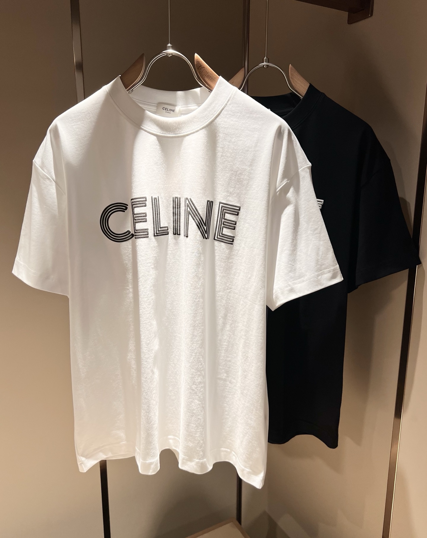 NO:152591,CELIN*Serin 2025 spring and summer new fashionable casual round neck short-sleeved T-shirt, classic couple short-sleeved T-shirt for men and women!  Trading companies have sparse channels and are released on the official website at the same time!  25-year-old fashion new styles are recommended. CE, which is increasingly bursting into new young forces, is indeed exciting to keep the classics while constantly integrating younger elements!  This short Tee, which is newly released in early spring, has a classic logo velvet compression technology design that never goes out of date in front and back!  The contrasting collar design with simple and high-end colors is enough to highlight a brand new theme, and the style setting that takes into account both retro and fashionable can cope with all kinds of temperament styles!  The logo has clear three-dimensional details, highlighting the perfect quality and texture!  Customer-supplied custom-woven cotton fabrics, and they are super white in color. Everyone should hurry up and take them away!  Size S-XL, celine, T-shirt,tees, t-shirt,alexander wang19860909CELIN*瑟琳 2025春夏新款时尚休闲圆领短袖T恤,经典男女同款情侣短袖T恤衫！贸易公司渠道稀出,同步官网发售！25年早春时尚新款推荐,越来越向年轻新势力迸发的CE,除了保留经典的同时,不断融入年轻化元素,确实令人期待！这款早春最新发售的短Tee,前后永不过时的经典Logo压绒工艺设计！搭色简约而又不失高级感的撞色领口设计,足以凸显出全新的主题,复古与时髦兼顾的风格设定,可以应对各种气质范儿穿搭！logo清晰立体的细节,凸显完美的品相与质感！客供定织全棉面料,并且超级显白配色,各位抓紧时间带走吧！尺码S-XL,,celine,T-shirt,tees，t-shirt,alexander wang,Men's clothing