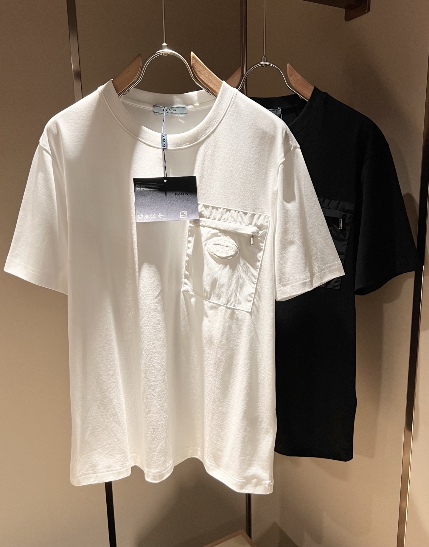 NO:152568,PRAD*A Pu*da 2025 spring and summer new short-sleeved T-shirt for men and women, the latest model is exclusively available on the entire network!  !  ~ It is classic and fashionable and versatile, who doesn’t like it? It will show the classic again. It is very pleasing to the eye and comes with a low luxury halo and recognition!  Pr*da's traditional brand concept and modern advanced technology are perfectly combined. Coupled with the extremely modern and simple design, P's exclusive logo pattern embroidery design!  Customized 100% imported pure cotton fabric!  The texture of this model is quite touching, the specifications and grades are known with tentacles. The degree of delicateness and breathability are top-notch!  Size M-3XL, prada, T-shirt,tees, t-shirt,alexander wang19860909PRAD*A普*达2025春夏新款男女同款短袖T恤,最新款全网独家首上！！~既经典有时尚百搭,谁不爱啊,将经典再次展现,非常的耐看,自带低奢光环与辨识度！Pr*da传统的品牌理念和现代化的先进技术进行了完美结合.加上极其现代摩登风范的简约设计,p家专属logo图案刺绣设计！定制百分百进口纯棉面料！此款的质感相当感人 触手便知规格档次 细腻程度与透气效果堪称顶级！尺码M-3XL,,prada,T-shirt,tees，t-shirt,alexander wang,Men's clothing