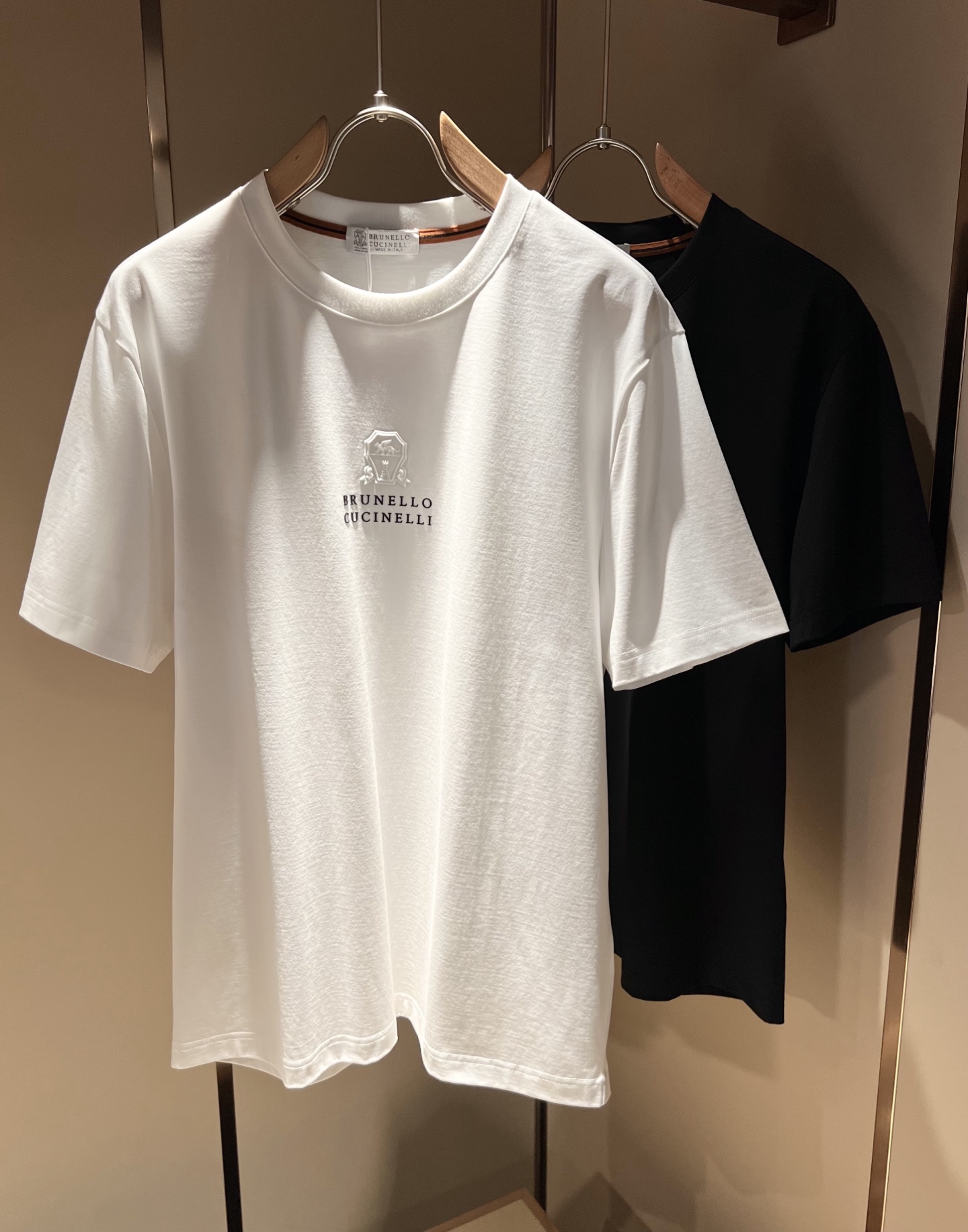 NO:152578,BC-Brunello Cucineli 2025 spring and summer new men's short-sleeved T-shirt, a fashionable and versatile item that many celebrities love to wear!  The LOGO glue on the chest is super good-looking. Friends who like classic and simple must not miss this one!  The calm and atmospheric brand style has always been favored by the upper class! It is also the best choice for fashionable items!  The upper body is so handsome, highly recommended!  !  !  In addition to its brand added value, the biggest attraction of this short sleeve is that this short sleeve has a high cost-effectiveness in terms of color and material!  Customized original exclusive fabric material design!  Environmentally friendly washing, customized fabrics, pre-shrinkage treatment to ensure a crisp style. The combed cotton fabric feels super soft and smooth and sweat-absorbing!  The wash water does not deform, the feel is comfortable and smooth, the upper body is soft and comfortable, the classic and fashionable design is simple and not complicated, and it is very pleasing to the eye!  Code number M-3XL, brunello cucinelli, T-shirt, tees, t-shirt, alexander wang19860909BC-Brunello Cucineli 2025春夏新款男士短袖T恤,众多明星都爱穿的时尚百搭单品！胸前LOGO压胶超级好看,喜欢经典简约的朋友,一定不能错过了这款！沉稳大气的品牌风格一直以来备受上层人士的青睐!也是时尚单品的不二之选！ 上身帅到爆了,强烈推荐！！！这件短袖最大的吸引力除了他本身的品牌附加值,更加肯定的是这款短袖无论在颜色搭配还是材质上都有很高的性价比！ 定制原版专属面料材质设计！环保水洗,定制面料,预缩处理,确保版型的挺括,精梳棉面料手感超柔顺滑又吸汗！洗水不变形,手感舒适顺滑,上身柔和舒适,经典的时尚设计,精简不繁,很是耐看！码数M-3XL,,brunello cucinelli,T-shirt,tees，t-shirt,alexander wang,Men's clothing