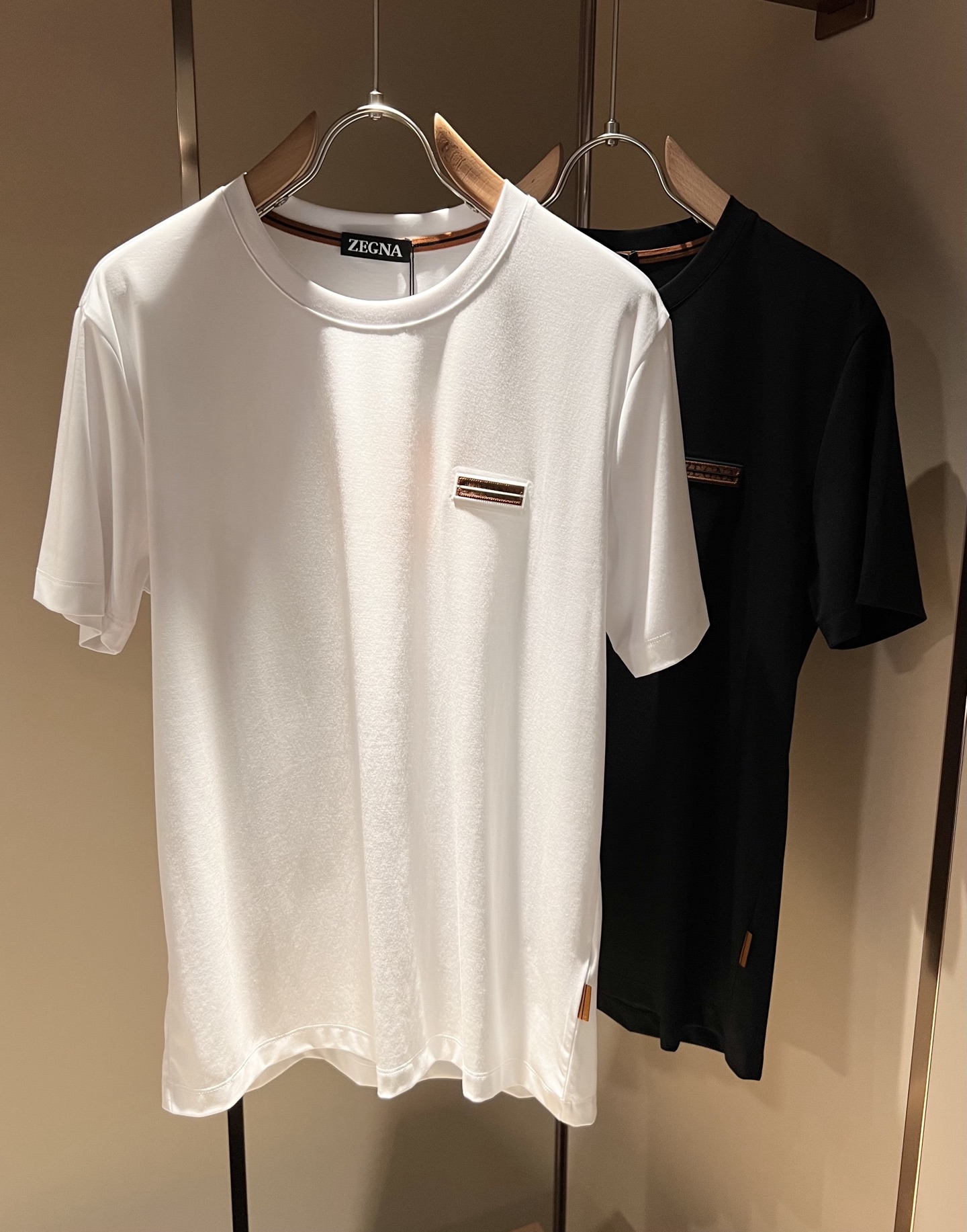 NO:155192,Ermenegildo Zeg*aJia Spring and summer new products for men's short-sleeved casual short-sleeved T-shirt, foreign trade company orders!  It is one of the classic exclusive fabrics of Zenia!  Chest glue-press logo pattern design!  Customized original cotton fabric!  The texture is warm, the touch is soft and delicate, but the shape is straight and stylish!  Details, luxury, perfect interpretation of high-quality quality. Size M-3XL, zegna, T-shirt,tees, t-shirt,alexander wang19860909Ermenegildo Zeg*a杰*亚 春夏新品男士短袖休闲短袖T恤,外贸公司订单！是杰尼亚经典的专有织物之一！ 胸前压胶logo图案设计！定制原版纯棉面料！质地保暖,触感又柔软细腻、但型态又笔挺有型！ 细节、奢华极致… 完美演绎高品质品相.尺码M-3XL,,zegna,T-shirt,tees，t-shirt,alexander wang,Men's clothing