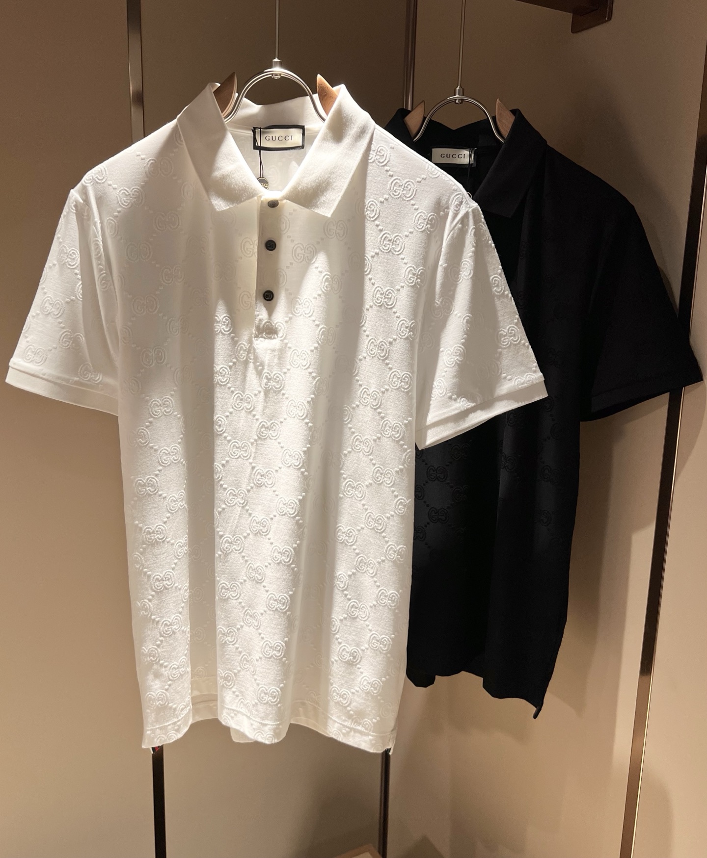 NO:155288,GUC*I Gujia Spring and Summer New Short-sleeved Polo Shirt, with trading company channels available and released on the official website at the same time!  G Home Spring and Summer Series Couples are launched, with panoramic jacquard logo design!  The fabric is breathable and has a certain sense of self-weight, and customizes the original imported top-grade fabric!  It is breathable and comfortable to wear with close body, beautiful colors, eye-catching and fashionable. The unique patterns can definitely make you outstanding among the crowd!  The upper body effect is age-reducing and versatile. It can easily get daily casual outfits for both men and women!  Size M-3XL, gucci, gucci, gucci, T-shirt, alexander wang19860909GUC*I 古家春夏新款短袖Polo衫,贸易公司渠道稀出,同步官网发售！G家春夏系列情侣上线,全景提花logo设计！面料透气有一定的自重感,定制原版进口顶级面料！贴身穿着透气亲肤舒适,色彩靓丽、吸睛时髦度爆棚,与众不同的图案绝对可以让你在人群中出彩万分！上身效果减龄又百搭,轻松Get起日常休闲穿搭,男女皆可轻松驾驭！尺码M-3XL,,gucci,gucci,gucci,T-shirt,alexander wang,Men's clothing