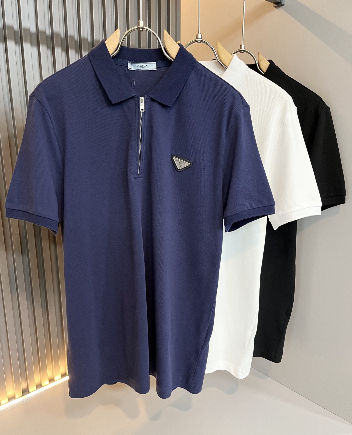 NO:155147,Prad*Pu*da Spring and summer new classic elements short-sleeved Polo shirt, a classic and generous style, the kind that can be worn for ten years, you must collect a few pieces, and you must collect the rare and exquisite style!  A good taste!  It is important that it cannot avoid any season when it is imported 100% top-grade bead floor cotton!  Fine weaving!  solid!  One of the best cottons recognized in the world!  The texture is perfect! Chest hardware logo design!  Perfectly enrich everyone's visual sense!  Make you feel clean and neat!  Fashionable and beautiful!  !  Only by wearing Prada's short-sleeved shirt can you know what is worth it!  PRADA has always been a quality life pursued by European aristocrats and upper class scholars. This simple and casual versatile T-shirt is a personal luxury item with fashionable colors. Luxury materials and rigorous craftsmanship are the main tools for PRADA to attract fans. The flat and stylish round neck is warm, comfortable and easy to wear, with its own tone and handsome, and it is truly a world-class style!  The brand's design details are very exquisite, the upper body is light and stylish, and you have to buy the latest T-shirt every season. Faced with this consumable, it will save you the trouble of going out and outfitting. There are many letter T-shirts on the market, but this one is still rare to see. The streamlined tailoring and a light casual and artistic temperament give you enough spring to arrange the surface. Every person who pursues fashion, you might as well try it on the upper body!  Size M-3XL, prada, prada, T-shirt,tees, t-shirt,alexander wang19860909Prad*普*达 春夏季新款经典元素短袖Polo衫,经典大方的款式,可以穿十年都还是流行的那种,你一定要收藏几件,难得精致极致的款,你一定要收！好品味的一件！重要到哪个季节都绕不开它百分百进口顶级珠地棉！织法精细！结实！世界公认最好的棉之一！手感质感都极完美! 胸口五金logo设计！完美的丰富大家的视觉感！让你感觉干净利落！时尚又好看！！穿上普拉达的这款短袖,才知道什么是人间太值得！PRADA一直都是欧洲贵族和上流社会雅士追求的品质生活这款简易休闲百搭T恤更是穿出个人奢侈的单品色彩时尚 奢侈的材质和严谨的工艺是PRADA圈粉的主要利器平整有型的圆领,版型温暖舒适好穿又好搭,自带腔调和帅气,真正的一款打天下！品牌的设计细节十分考究,上身轻便有型,每季都要入手最新的T恤,面对这种消耗品,直接省了你出门穿搭的烦恼,市面上的字母T恤有很多,但这款还很难得一见了,信手拈来的流线剪裁,淡淡的休闲文艺气质,给足春日的排面,每个对时髦度有追求的你,都不妨上身一试！尺码M-3XL,,prada,prada,T-shirt,tees，t-shirt,alexander wang,Men's clothing